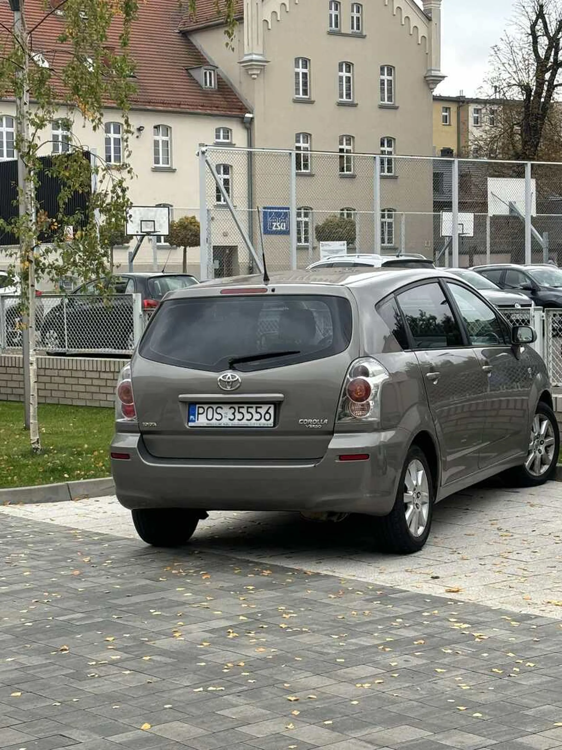 Wyjątkowa bezczelność. Zaparkowała na miejscach parkingowych dla motorów nie można było zaparkować