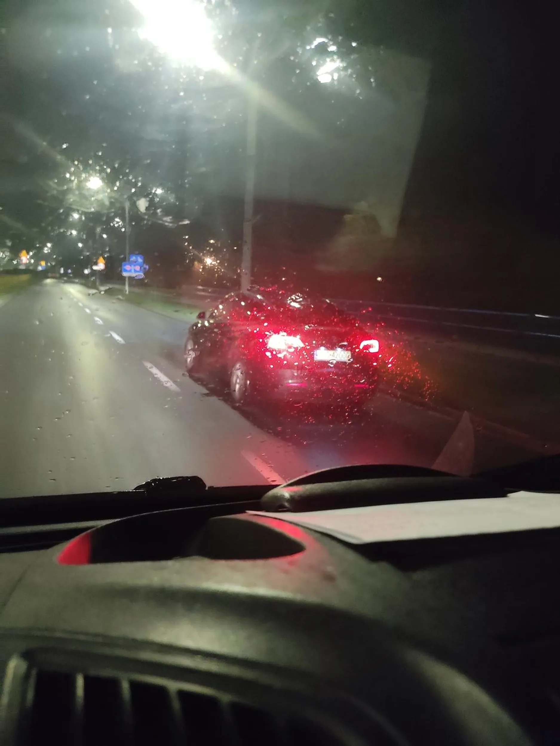 Kierowca się popisuje, wyprzedza po czym hamuje przed maską, gdy próbuję się go wyprzedzić to znowu przyspiesza, próbuje się ścigać.