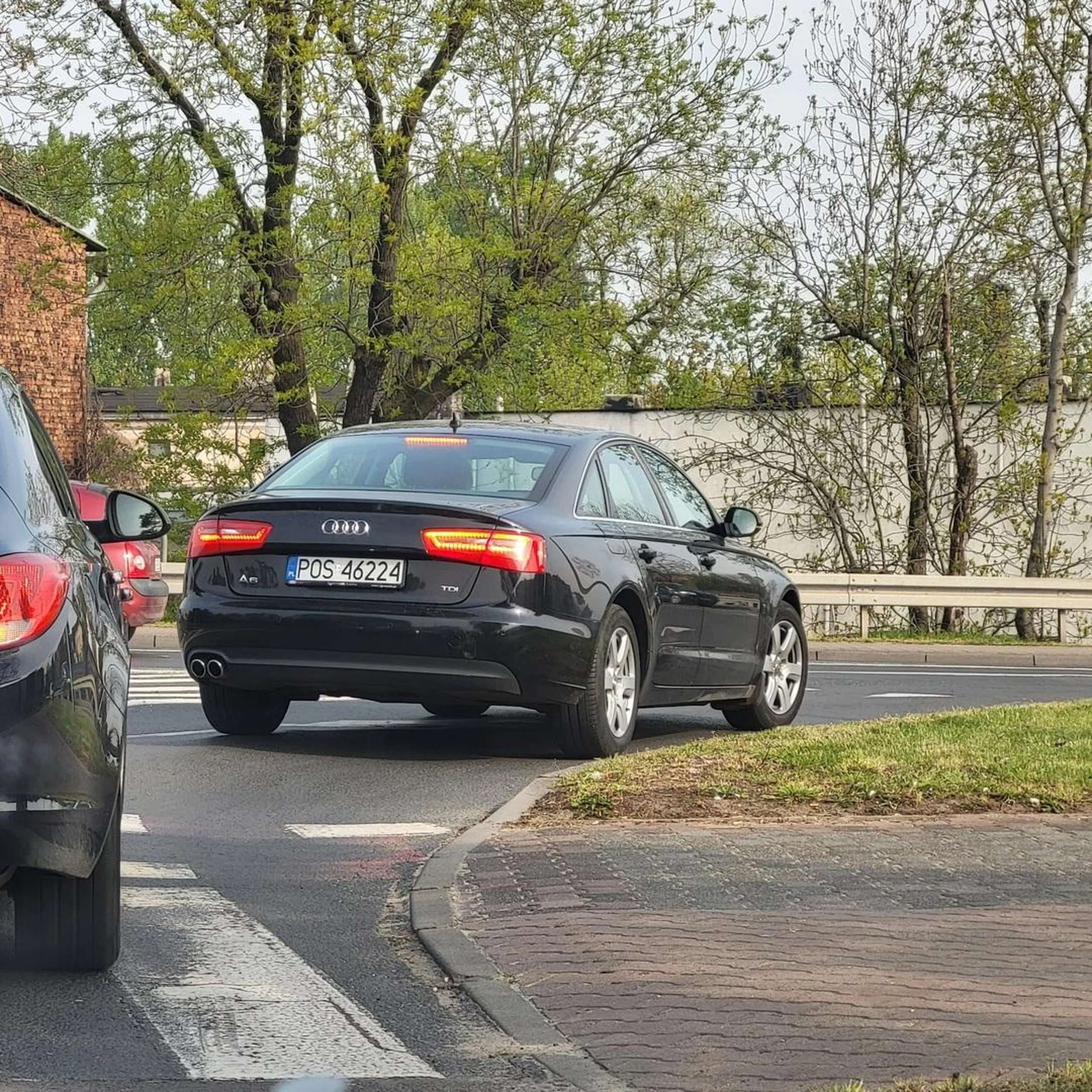 Uwaga starsza osoba która nie powinna poruszać się po drogach, jedzie 20km/h i co chwilę hamuje beż powodu!