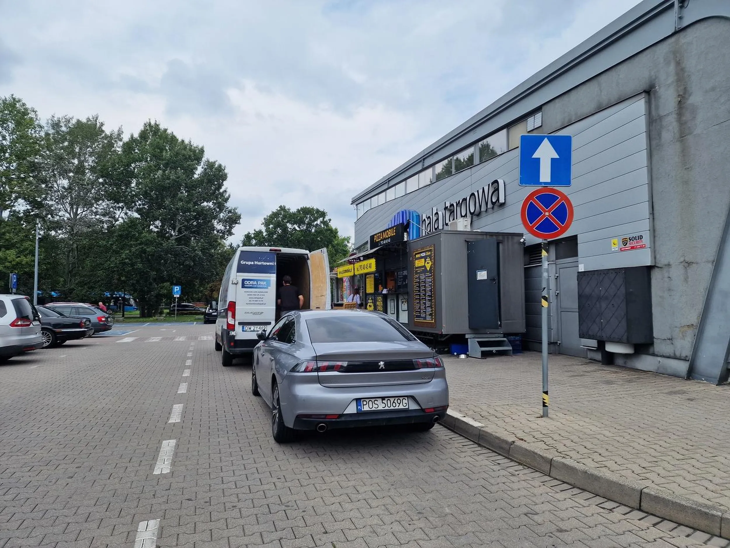 Głupiec utrudnia wyjazd prawidłowo zaparkowanym pojazdom pod centrum handlowym.