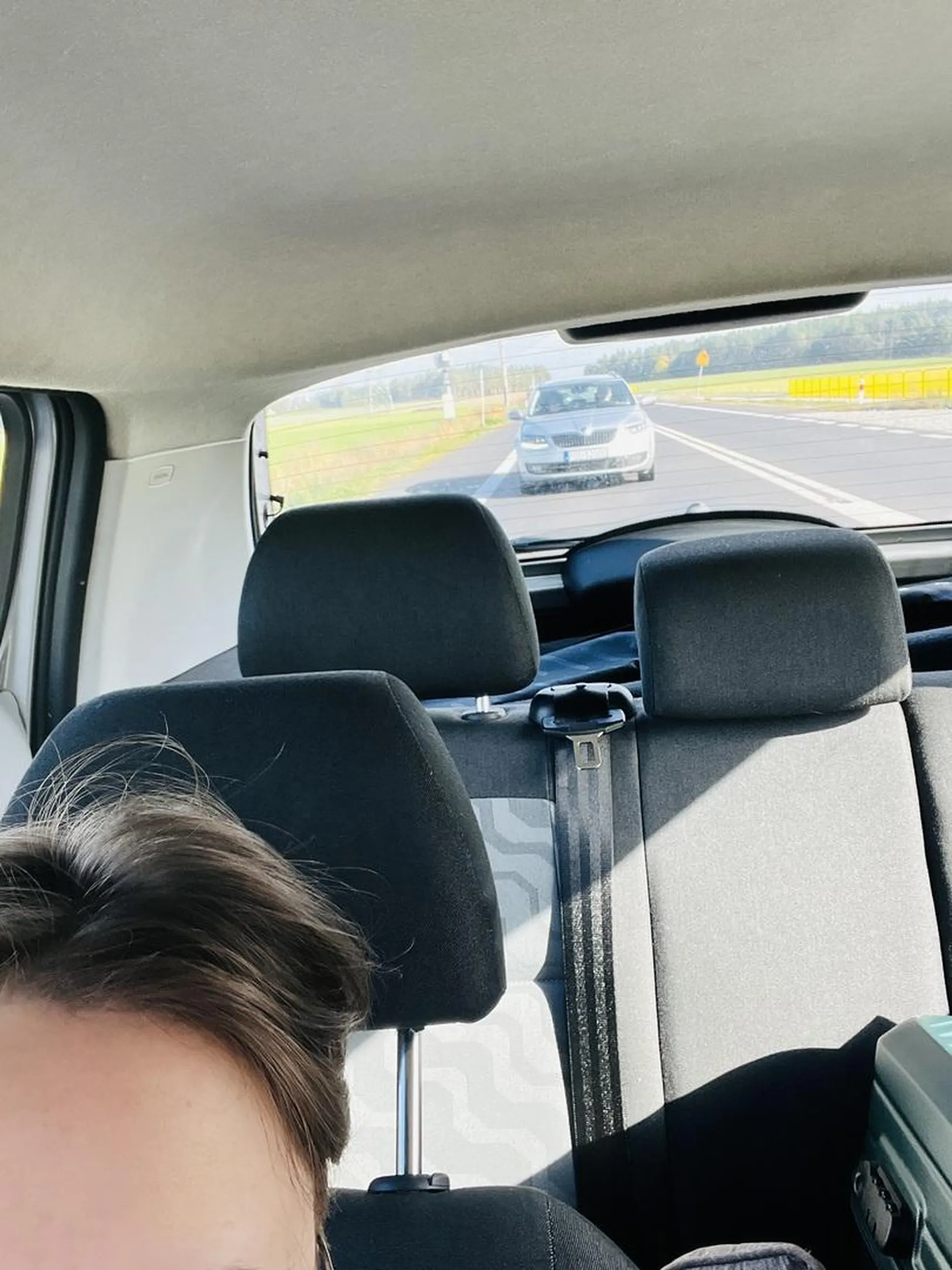 Chłopie zaucz się co to bezpieczna odległość od drugiego samochodu. Jak ci ktoś następnym razem zahamuje to będziesz płakać.