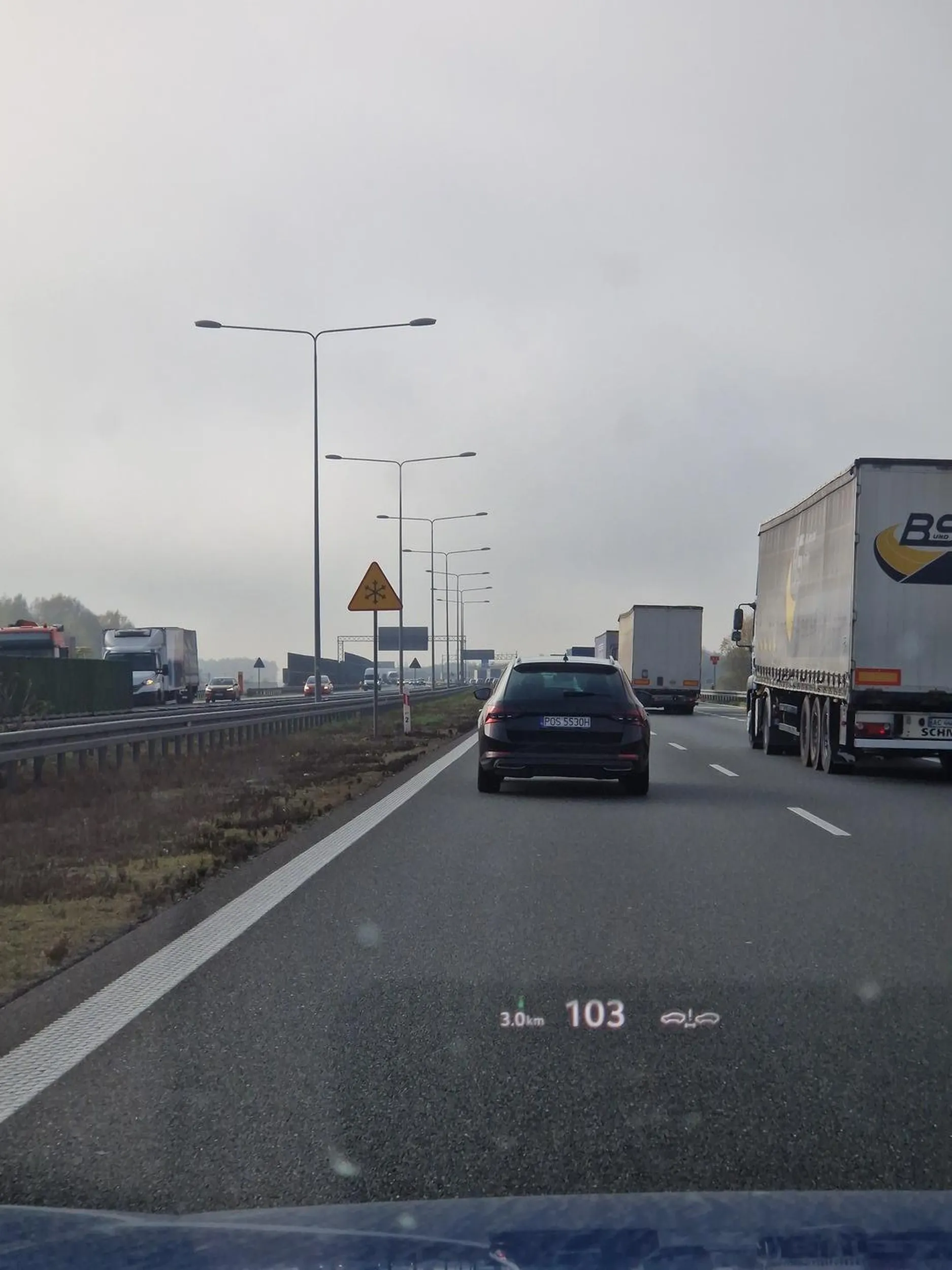 Pan o bardzo małym rozumku, przy 130 km/h postanawia nagle z prawego pasa wyskoczyć na lewy, bez kierunku, bez czegokolwiek, tuż mi przed maskę. Mrugnąłem ostrzegawczo światłami. I co? Zachamowanie ostre, fakolce, zjechał na prawo po czym zwolnił, wjechał za mnie i długie światła. Jechał wolnej więc został w tyle, bo kilkunastu kilometrach znów się pojawił i znów długie, trąbienie i fakolce. Gratki