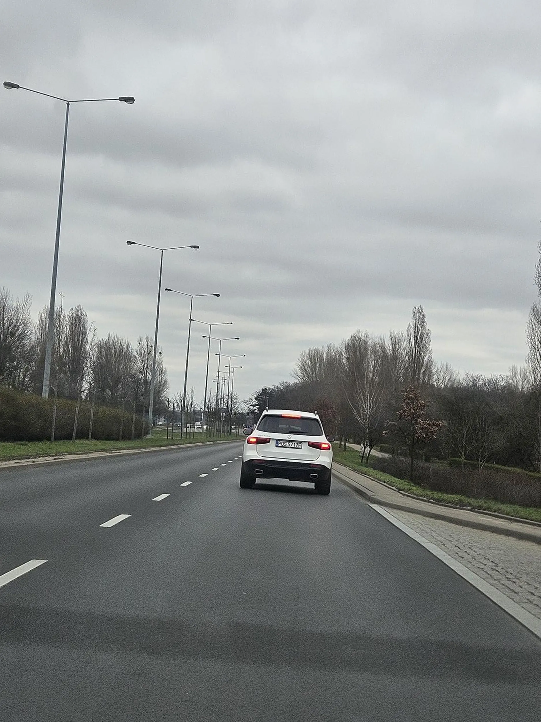 Chłop albo chłopina co wyrzuca śmieci przez okno. Puszki w trawę pewnie by nie wyrzucił, ale peta czy papierek na drogę moralność nie przeszkadza
