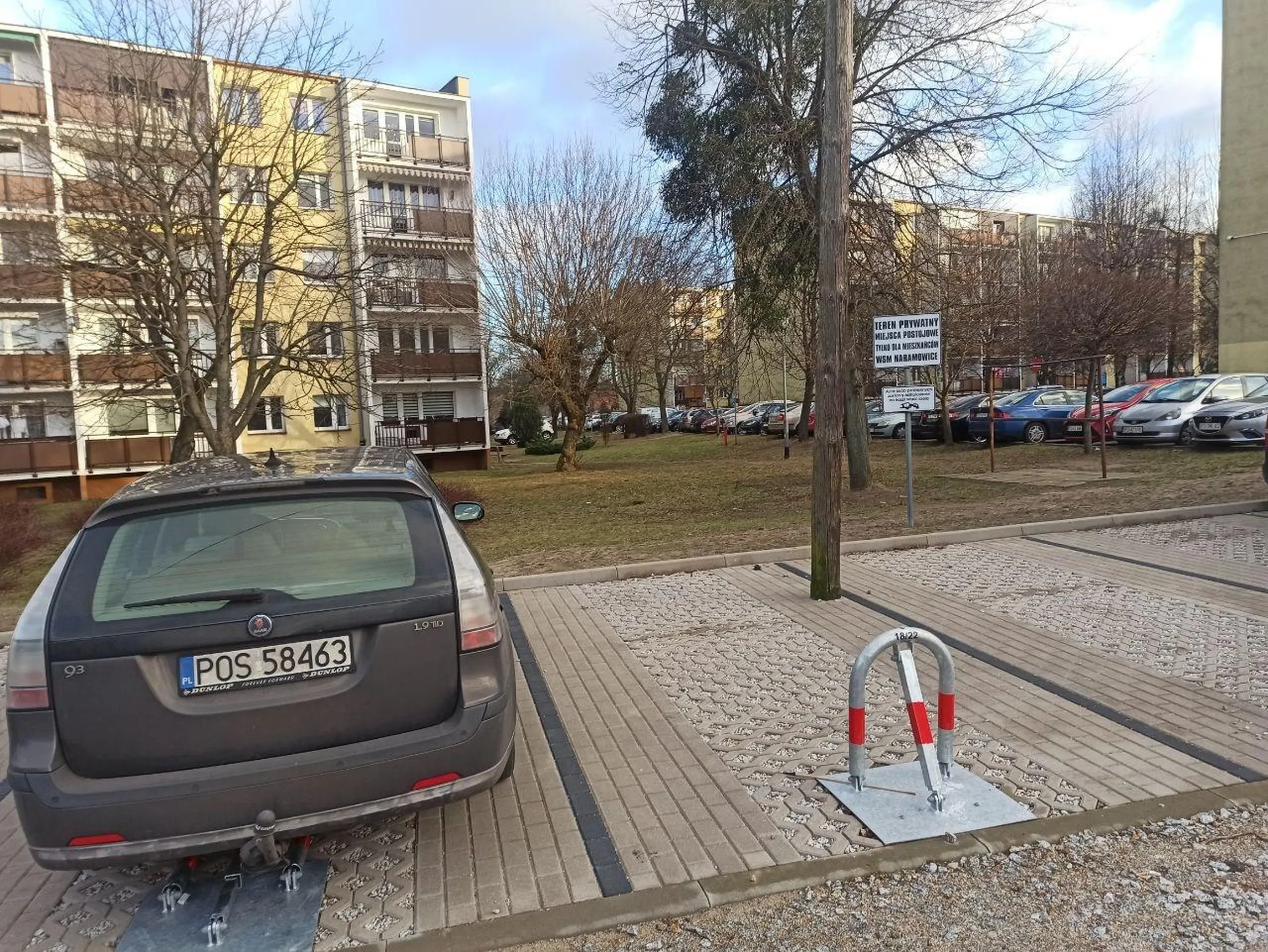 Agent zaparkował na prywatnym miejscu postojowym.