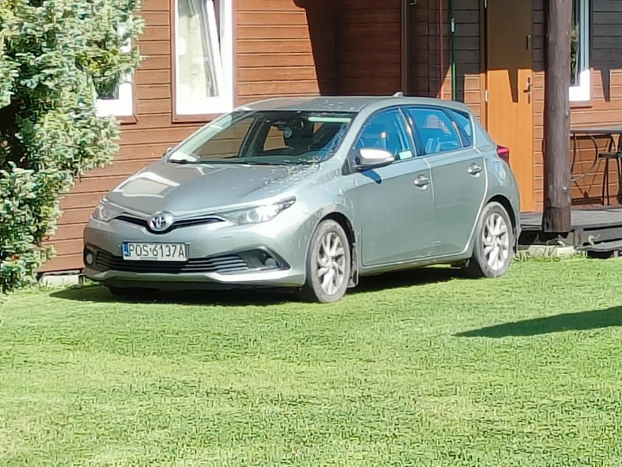 Zmyj te wymiociny z auta...