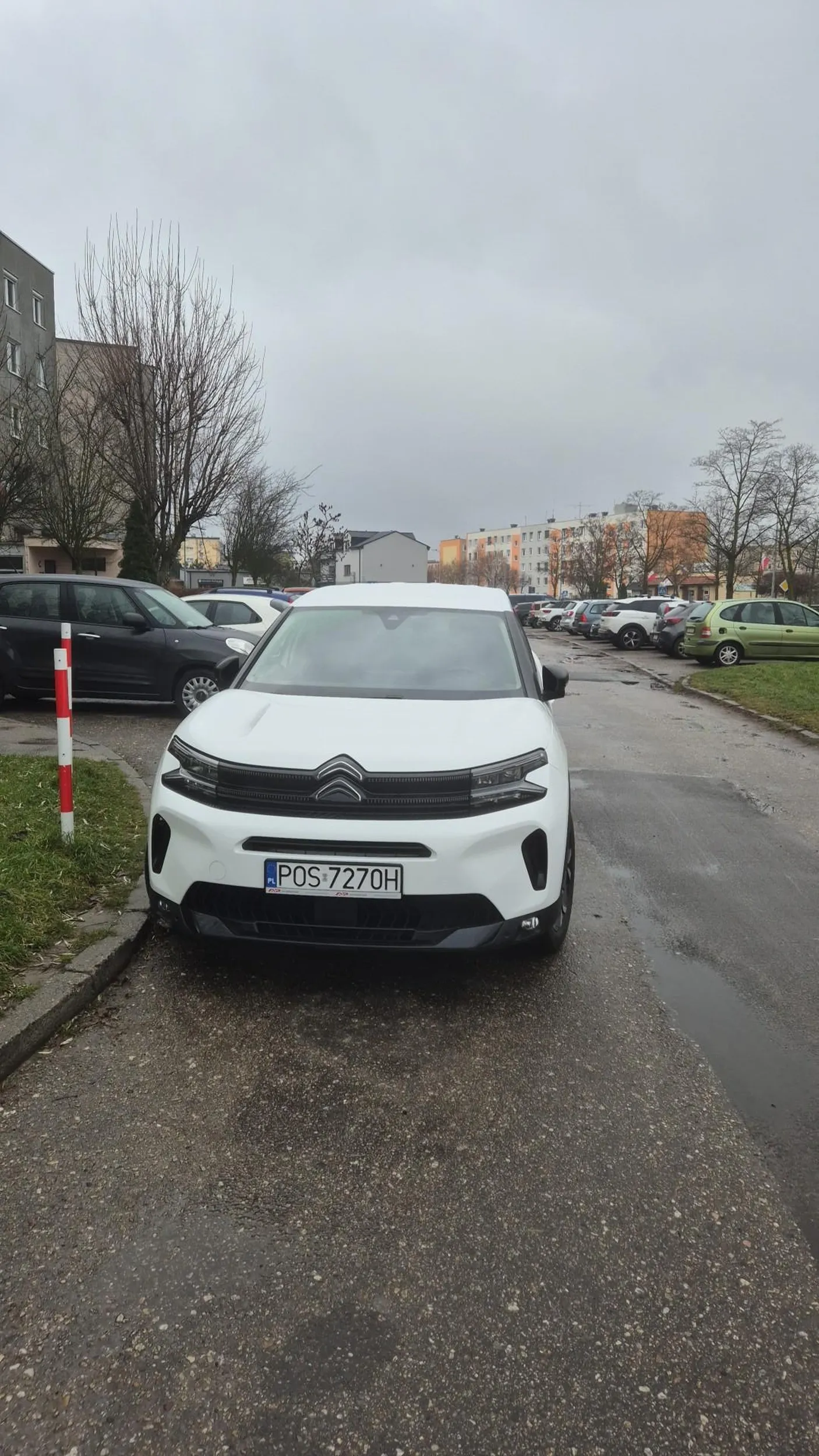 Parkuje na ulicy dojazdowej do kilku parkingow osiedlowych. Na uwagi reaguje agresją. Zagradza wszystkich drogę i zasłania wyjazd. W odległości max 50m ma cały czas kilka miejsc.