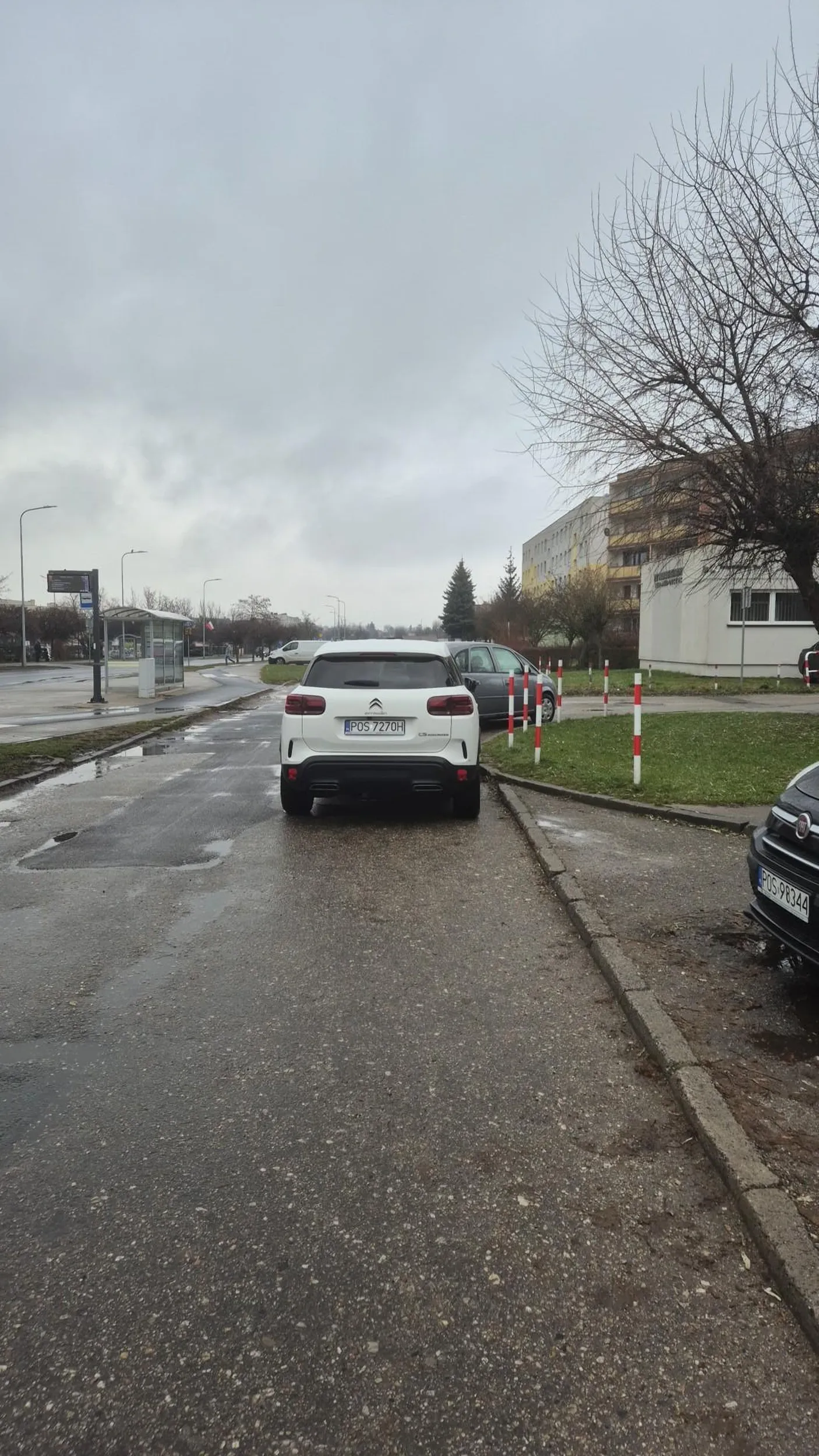 Parkuje na ulicy dojazdowej do kilku parkingow osiedlowych. Na uwagi reaguje agresją. Zagradza wszystkich drogę i zasłania wyjazd. W odległości max 50m ma cały czas kilka miejsc.