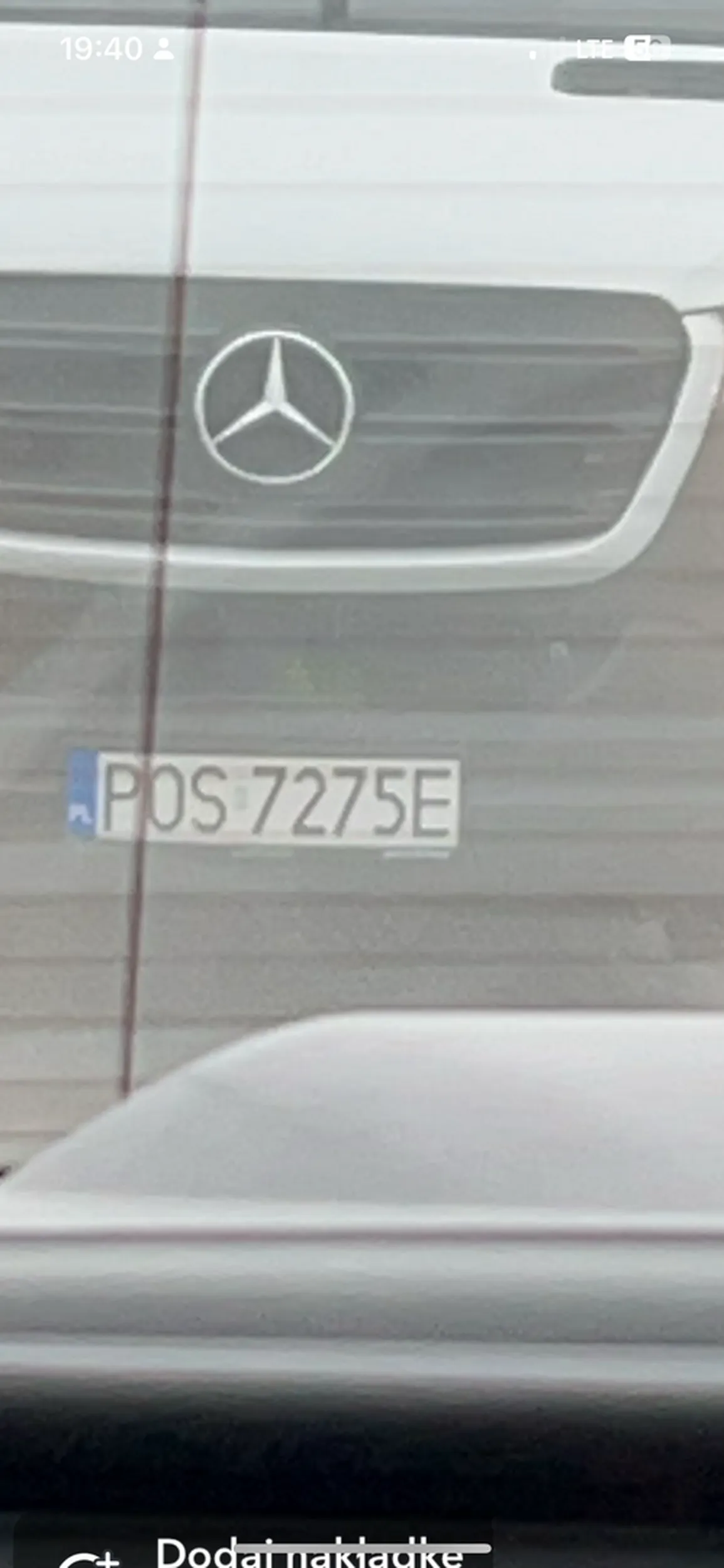 dnia 19.08 na autostradzie A4 kierowca tworzył sytuację zagrażające zdrowiu i życiu takimi zachowaniami jak : podjeżdżanie pod same auto przy prędkości 140km/h,mruganie długimi oraz agresywna i nieodpowiedzialna zmiana pasa ruchu gdzue gdybym nie zwolnił spowodowałby poważny wypadek.Przypominam że padał deszcz i było ślisko.Nie pozdrawiam