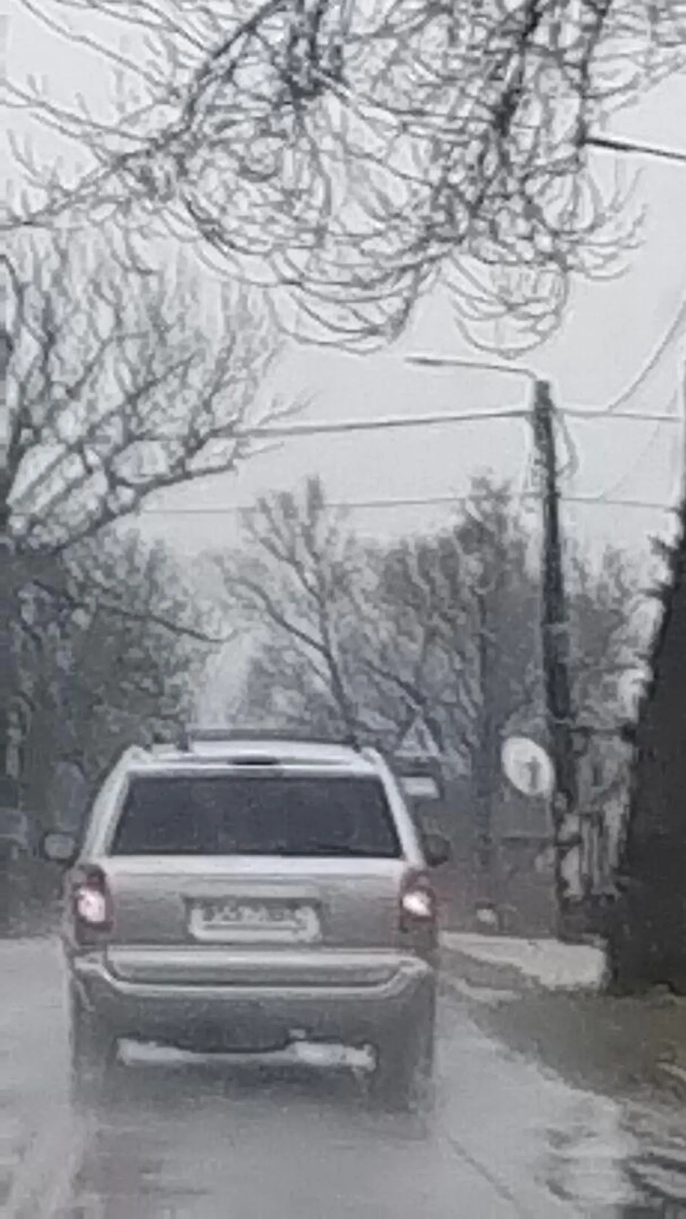 Typowa Ameryka w Polsce a w nim Polak. Je**ny bakłażan nie potrafi zjechać tym śmiesznym szerokim Chryslem gdy próbuje go minąć. Zajeżdża drogę i głupio się śmieję.