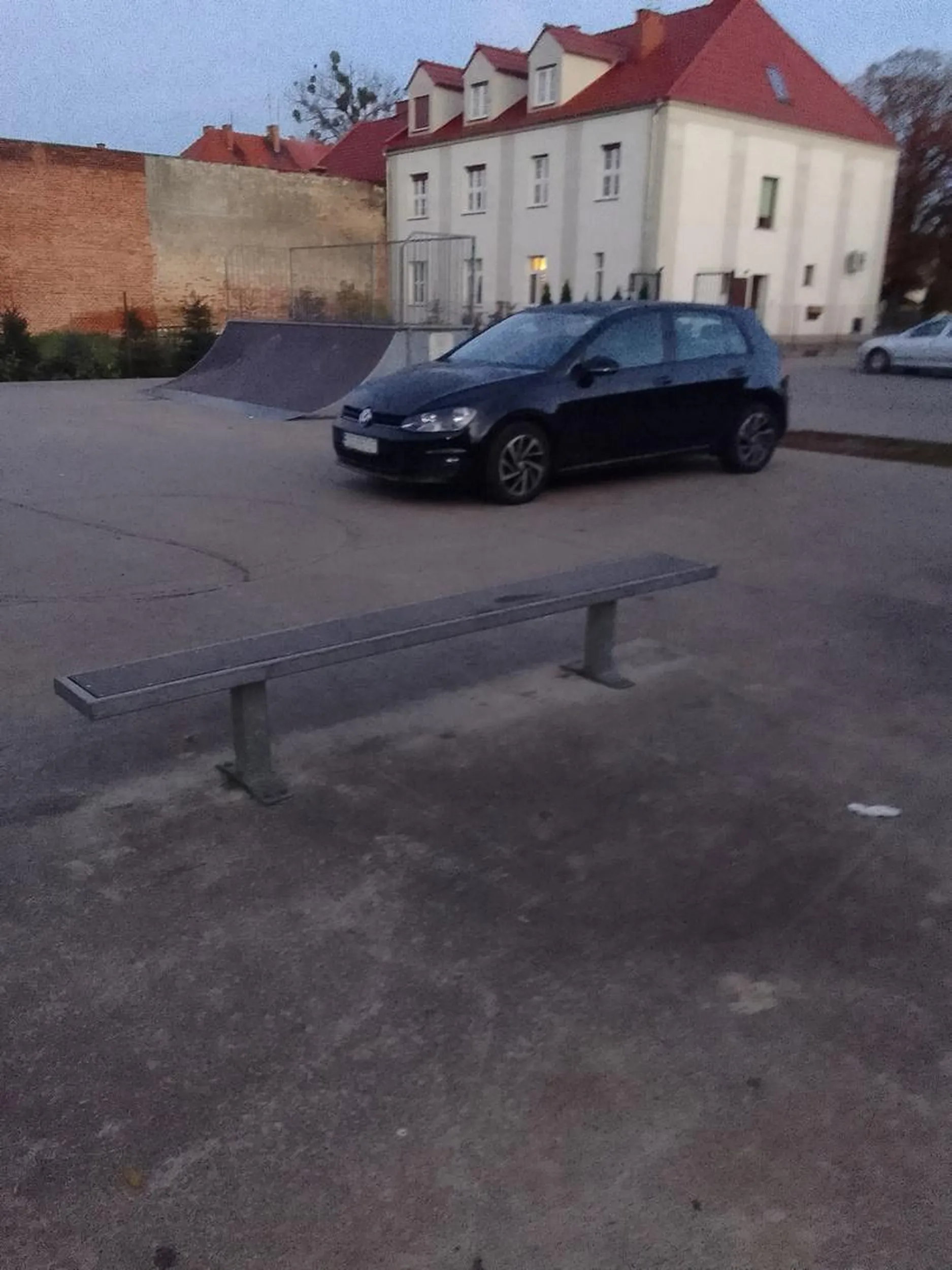 Po co komu parking, jeżeli jest skatepark