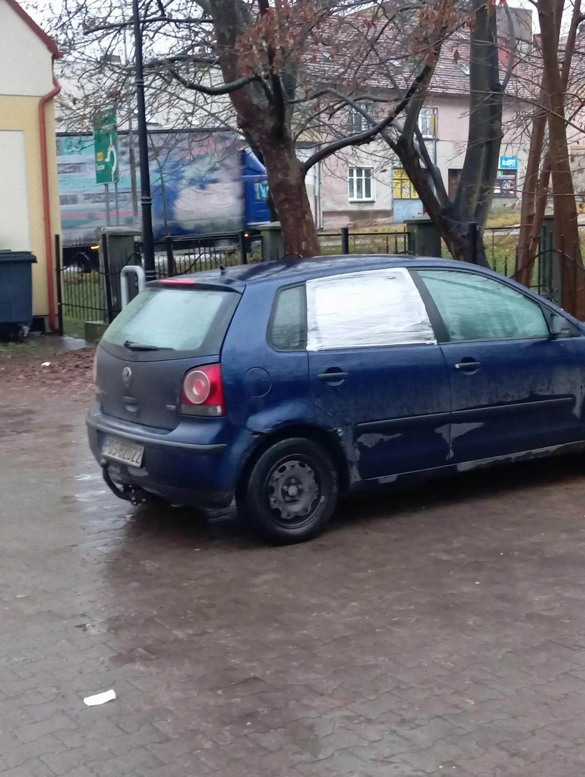 Kierowca jak widać nie umie parkować i zamiast stanąć na miejscu parkingowym które jest za nim woli zablokować cały przejazd.