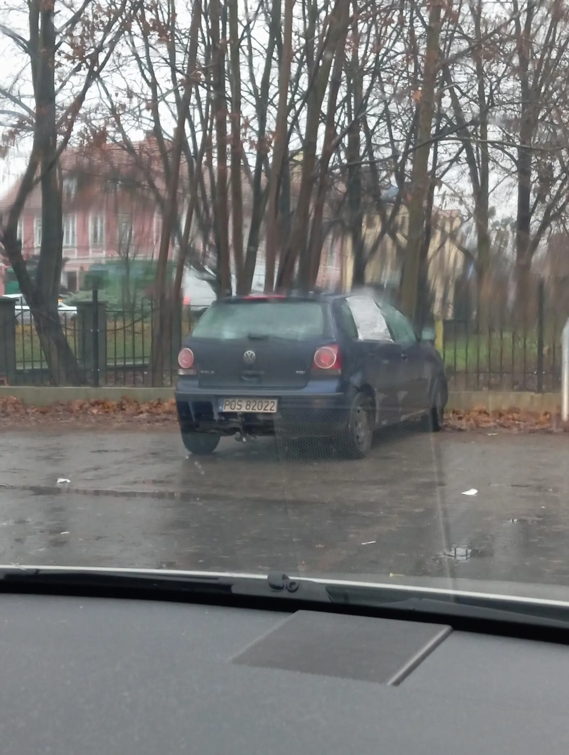 Kierowca jak widać nie umie parkować i zamiast stanąć na miejscu parkingowym które jest za nim woli zablokować cały przejazd.