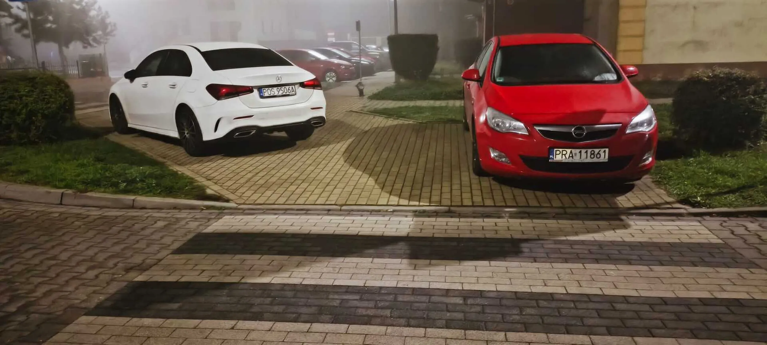 Mistrz parkowania na chodniku przy ulicy Miedzińskiego w Rawiczu. Art. 26 3. 3) Prawa o ruchu drogowym: Kierującemu pojazdem zabrania się jazdy wzdłuż po drodze dla pieszych lub przejściu dla pieszych.