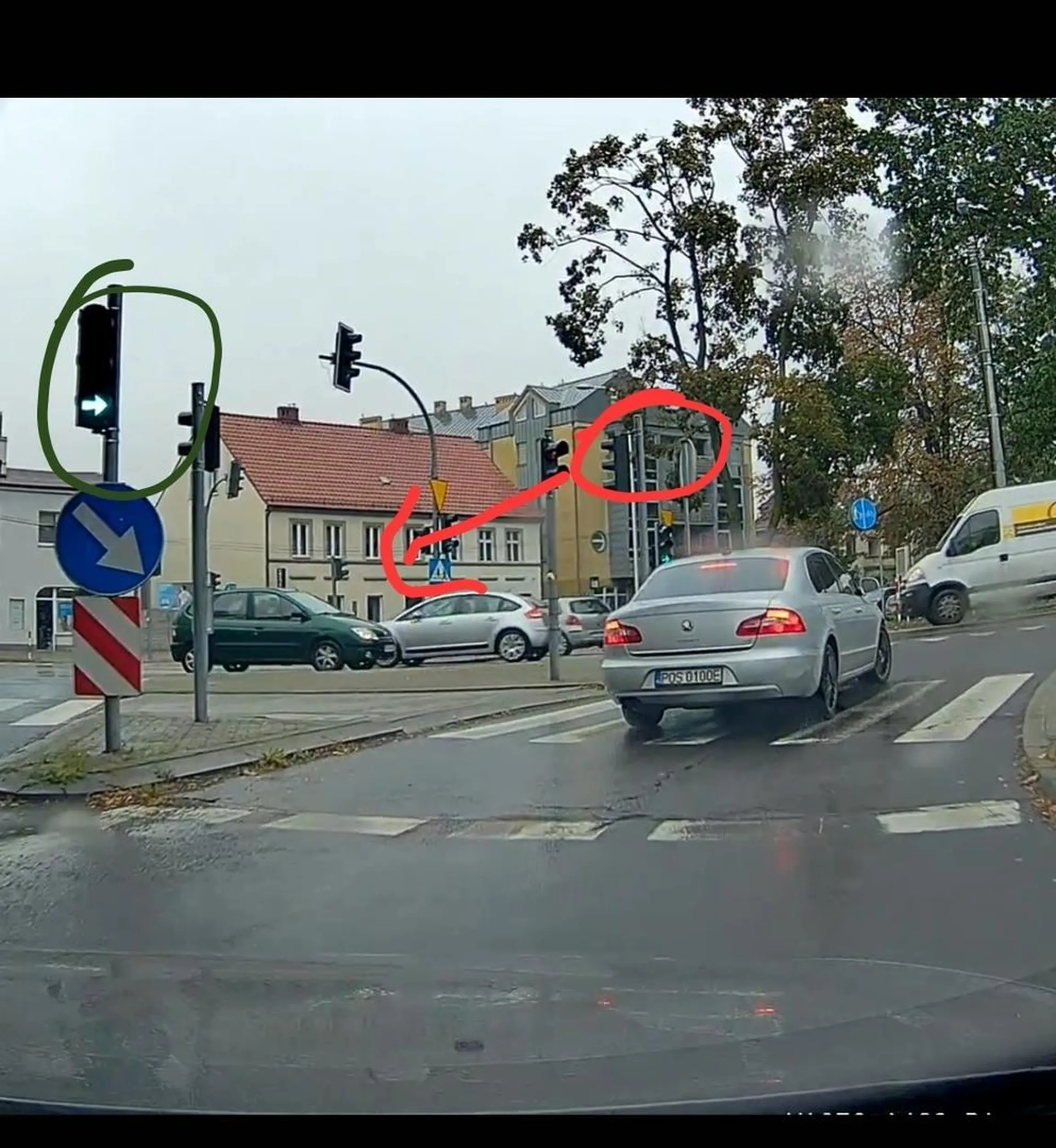 O mały włos nie spowodował wypadku wjeżdżając na czerwonym na skrzyżowanie przy moście zebcowskim.