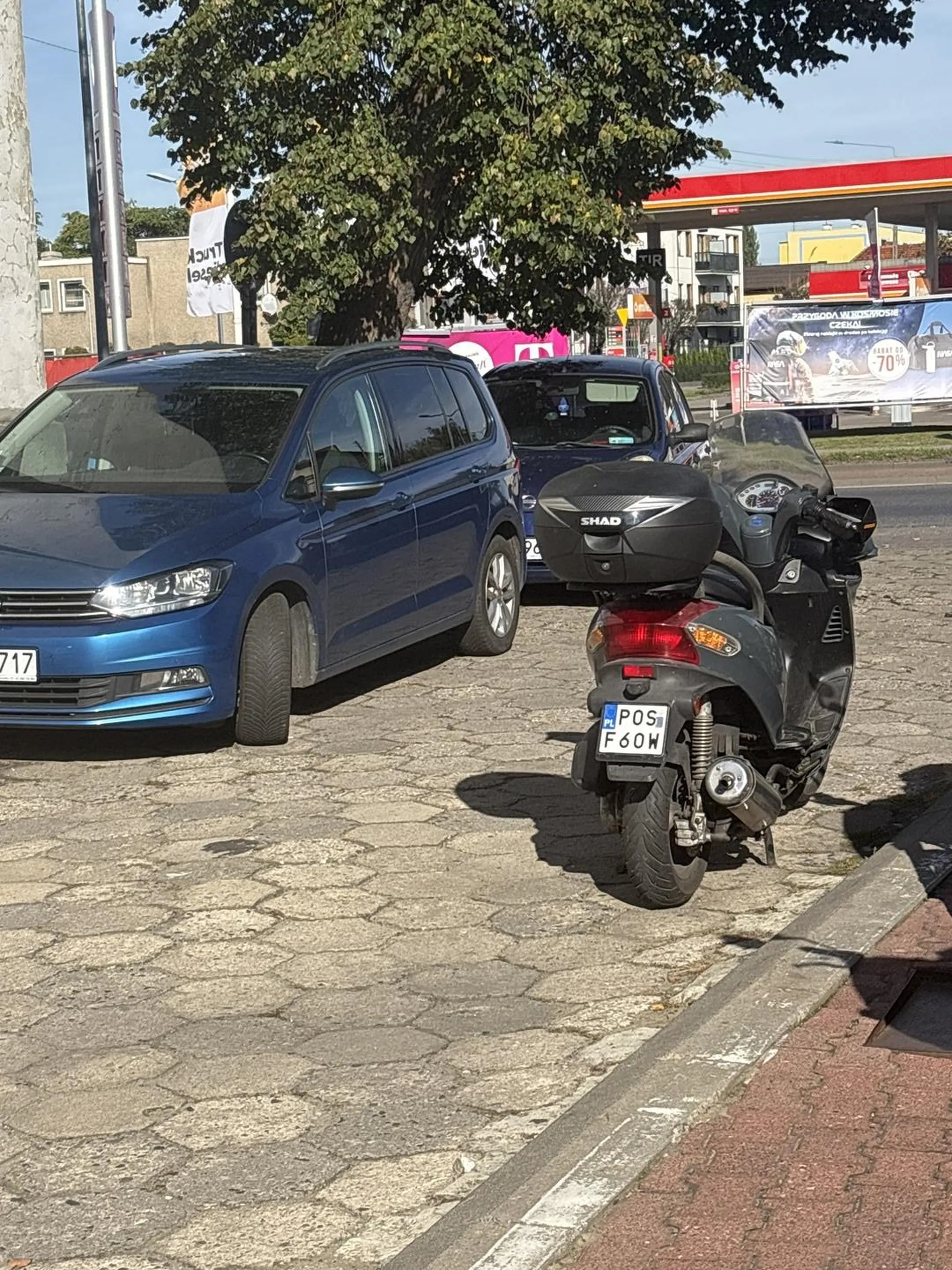 Parkuje na śrdoku przejazdu samochodów. Myśli że jak ma awaryjki to może stać wszędzie