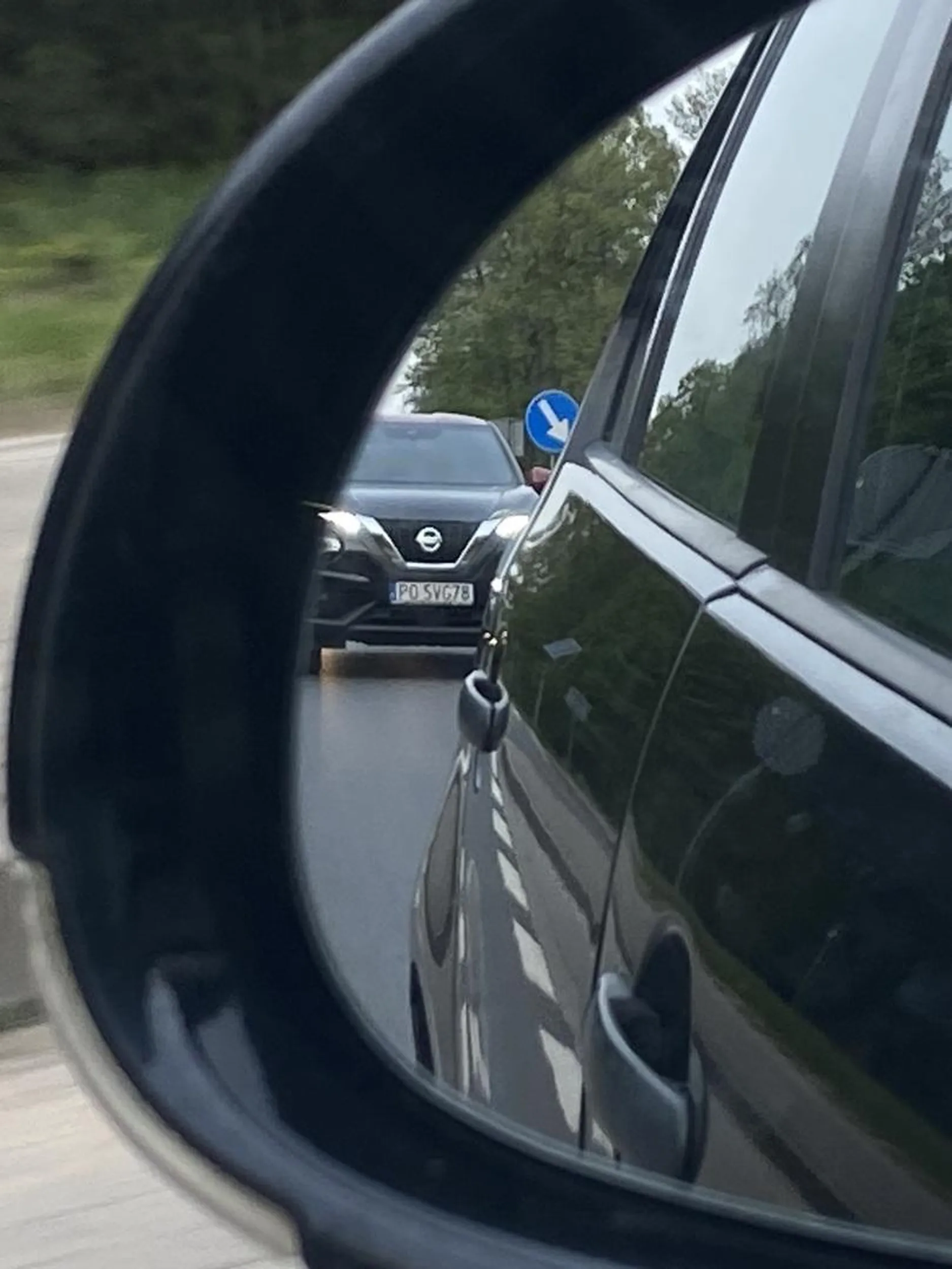 polecam zapoznanie sie z aktualnymi przepisami ruchu drogowego bo ewidentnie kierowca nie wie kiedy nie wyprzedza sie rowerzystow, jak dziala ograniczenia predkosci oraz czym sa swiatla drogowe a czym swiatla mijania. pozdrawiam