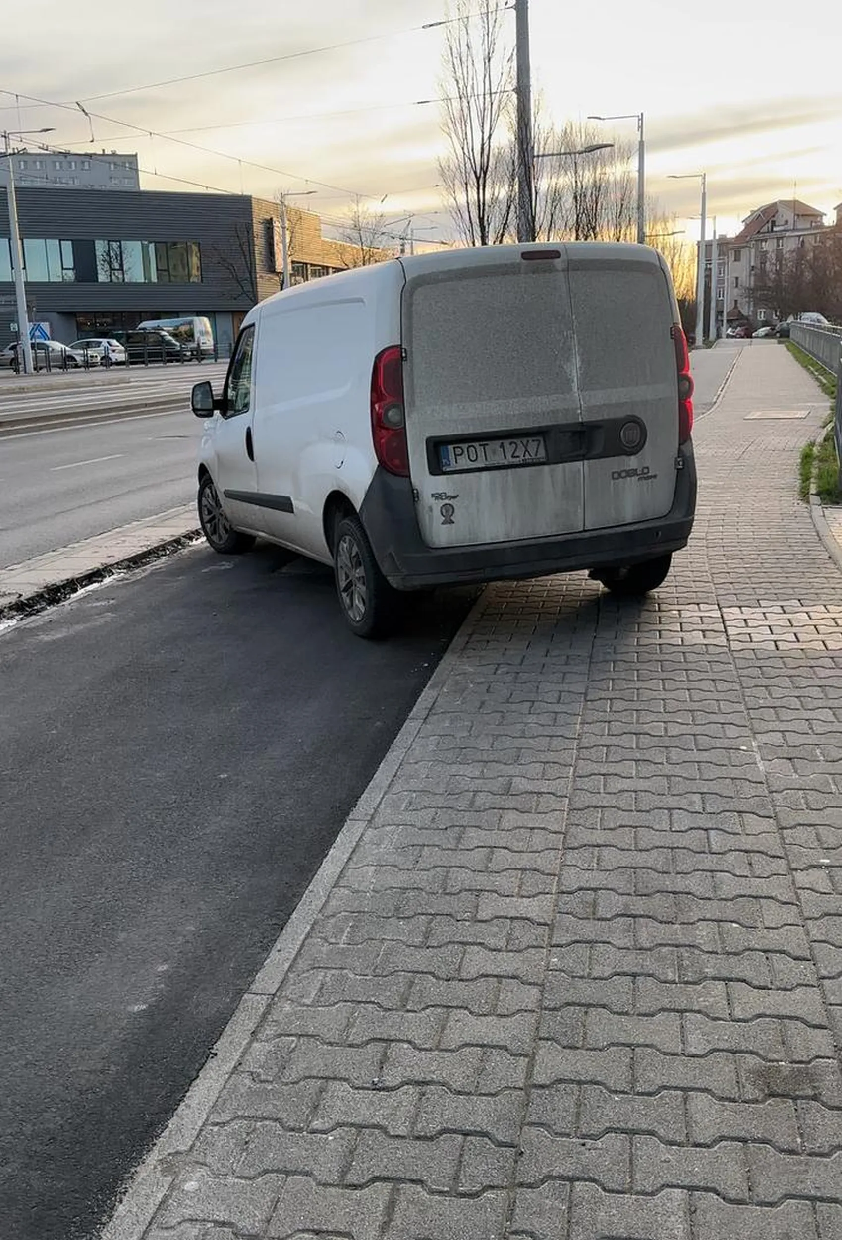 Pan regularnie lubuje się w jeździe po chodniku między pieszymi. Wstyd.