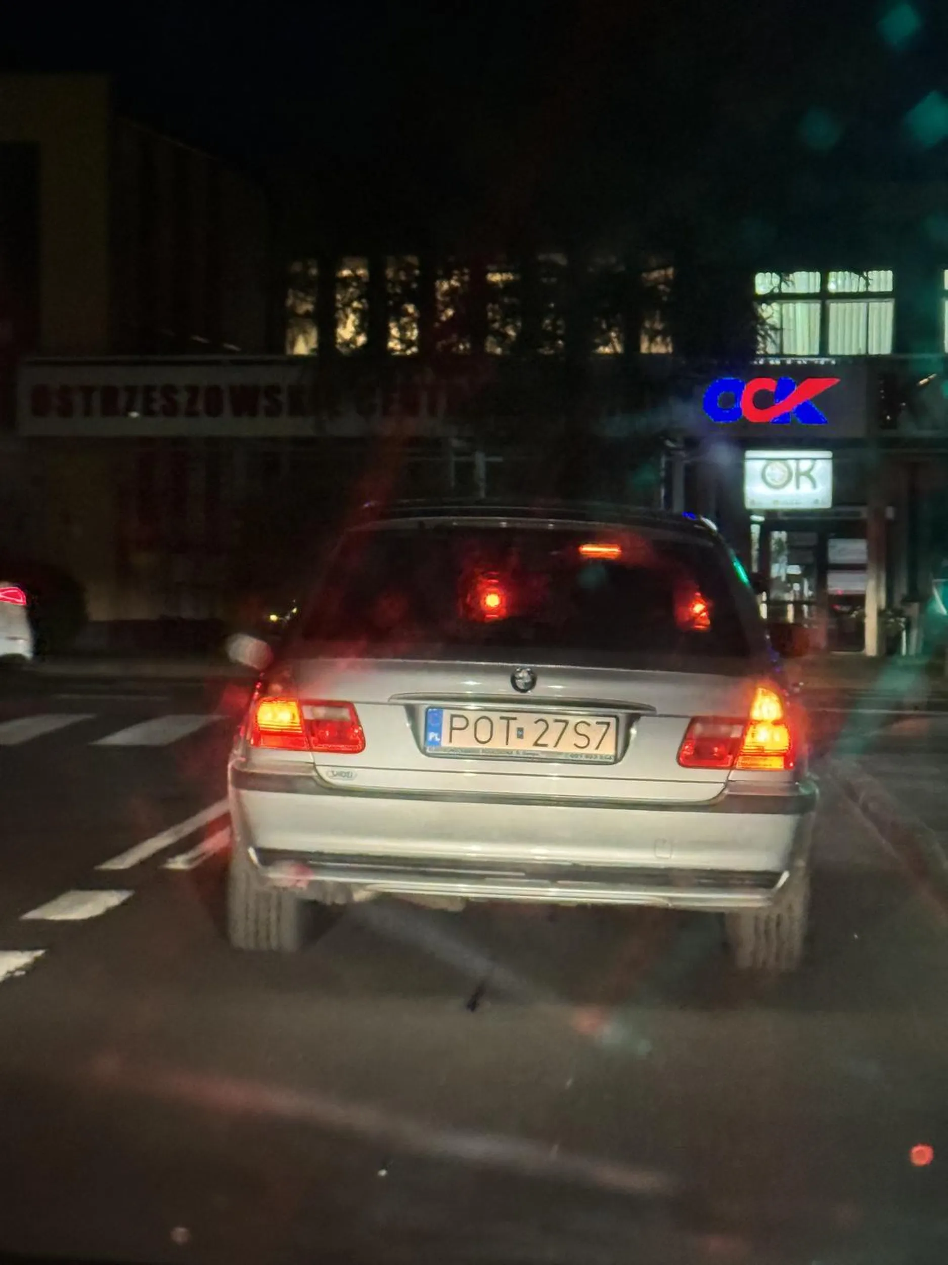 Na światłach kierowca wyszedł z swojego pojazdu otworzył drzwi mojego pojazdu i soczyście się spierdział , potem wsiadł do auta i pokazał środkowy palec i odjechał