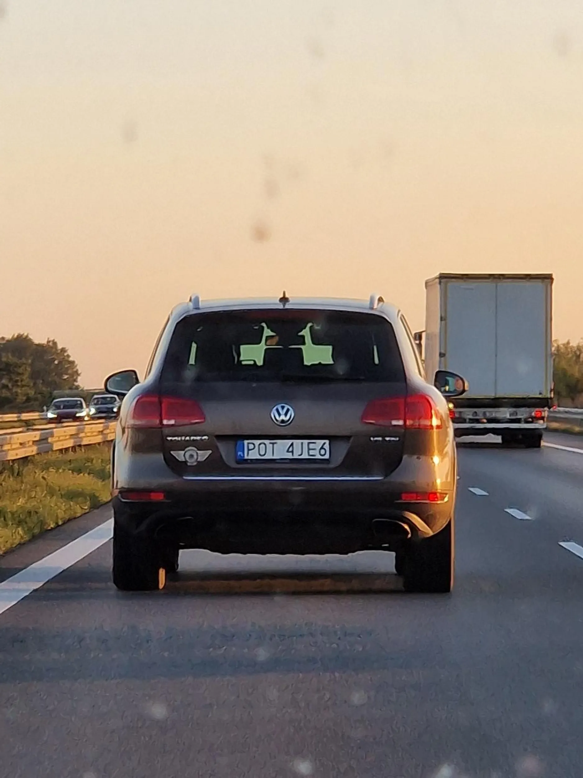 Uwaga. Ignoruje czerwoną sygnalizację oraz spowalnia ruch na autostradzie wyhamowując bez przyczyny do 40km/h. Prawdopodobnie pijany. Proszę od razu dzwonić pod 112 celem kontroli kierowcy tego pojazdu.