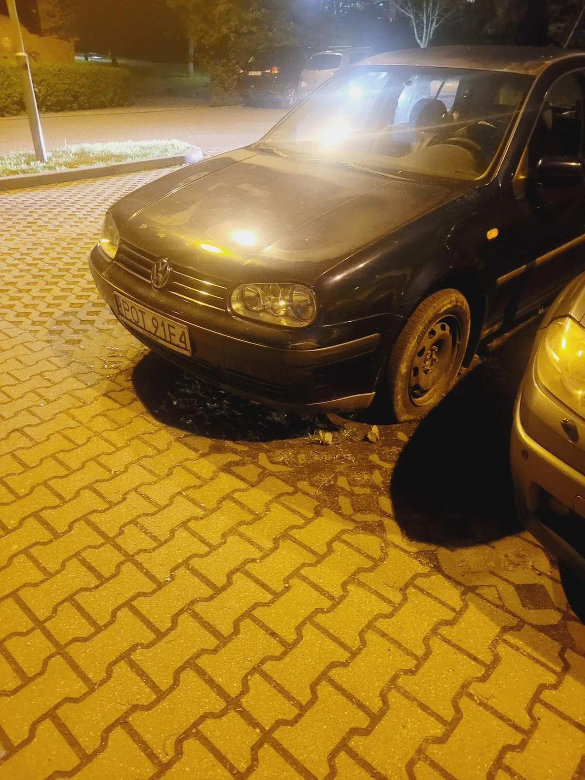 Usuncie go gowno z parkingu. Pozostawiony na gnicie na parkingu pewnie od listopadan2023 lub nawet dluzej. Zabiera cenne miejsce parkingowe