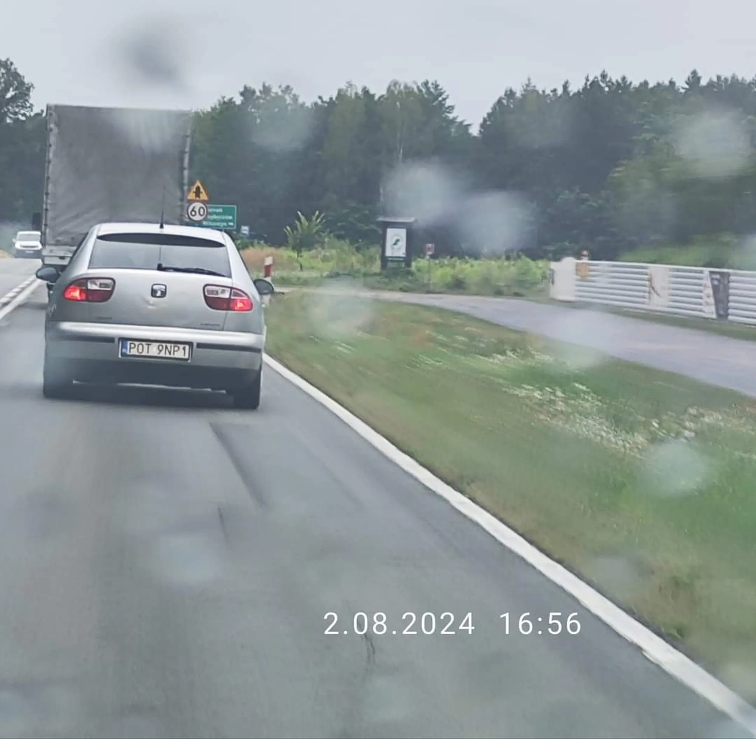 Wyrzucają śmieci przez okno