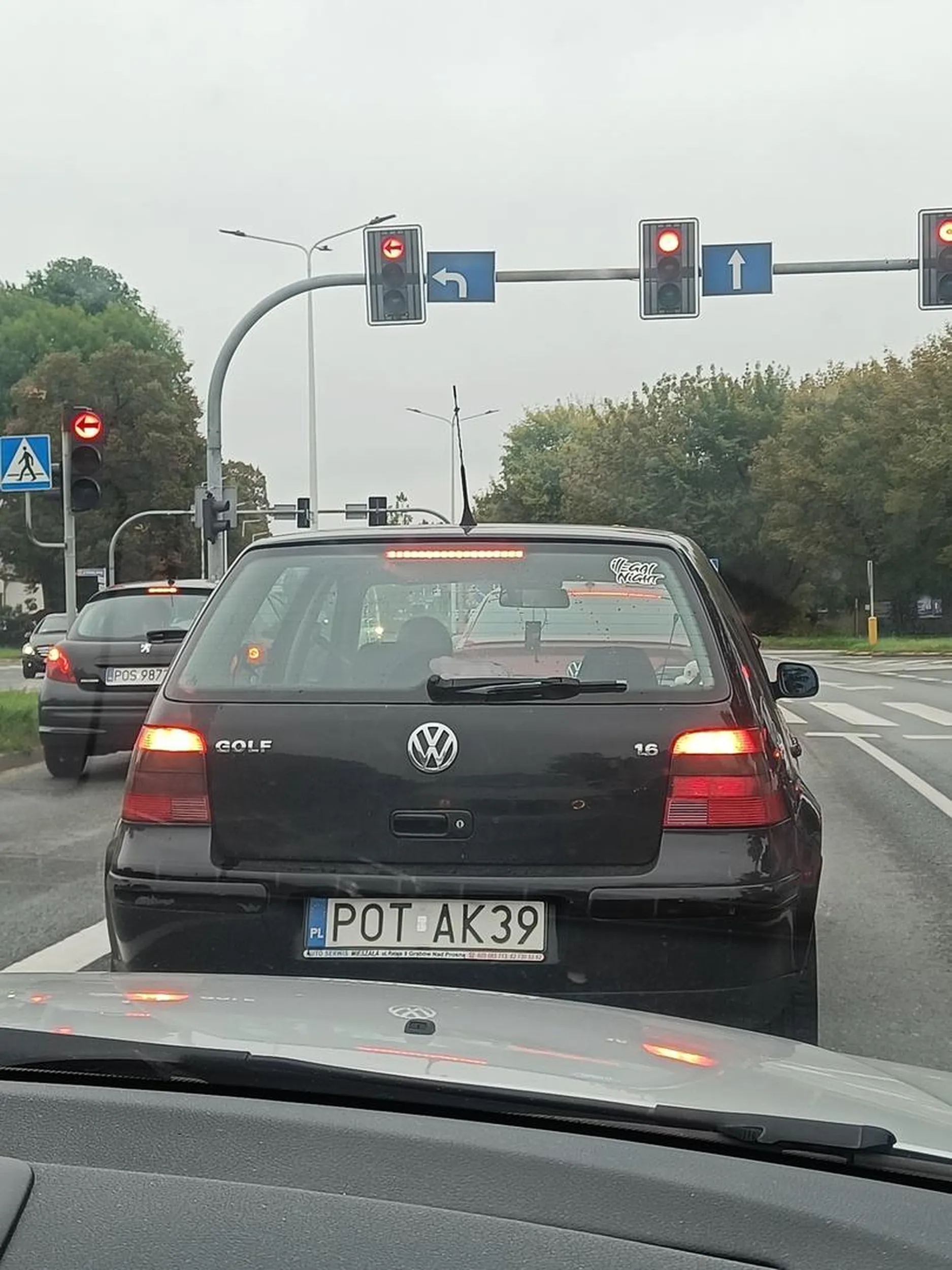 Pani wymusiła pierwszeństwo na czerwonym świetle na skrzyżowaniu w Ostrowie Wlkp