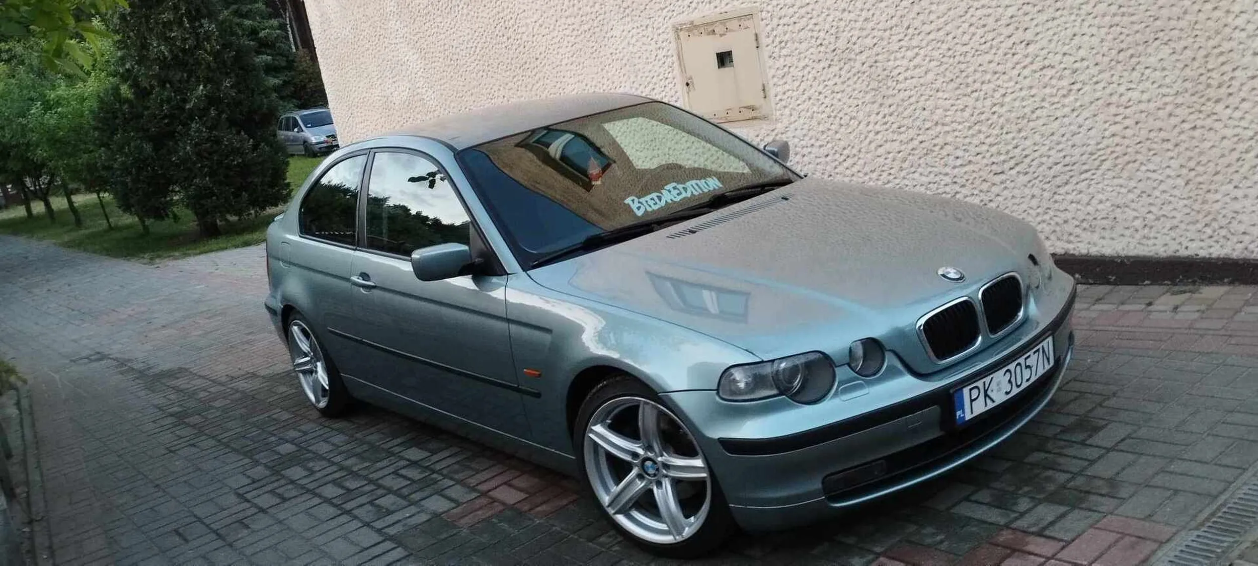 Elegancki compact .aaah ten dźwięk z wydechu