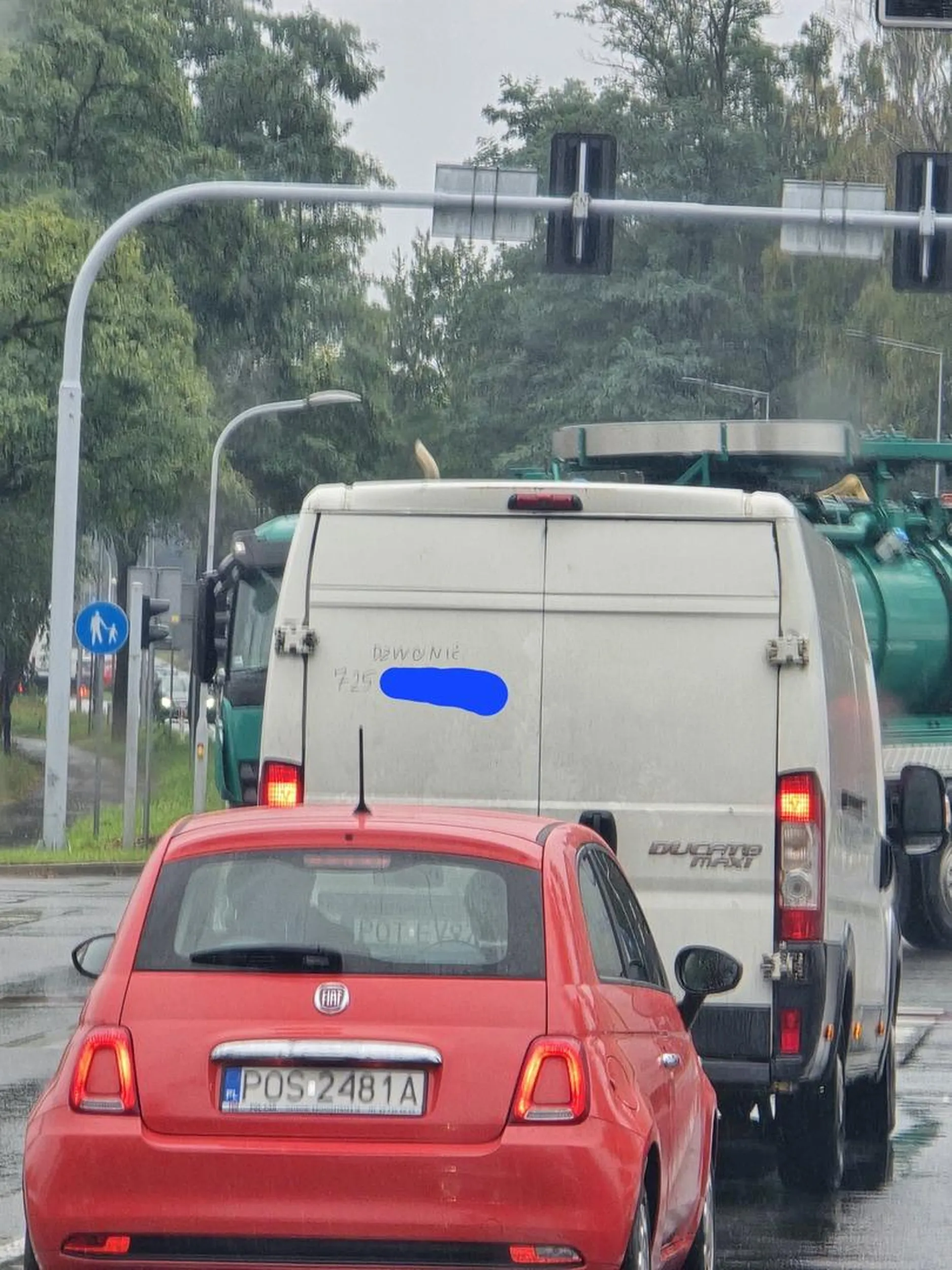 Nachalnie trąbi, robi zdjęcia kierowcom. W rozmowie telefonicznej już nie taki mądry