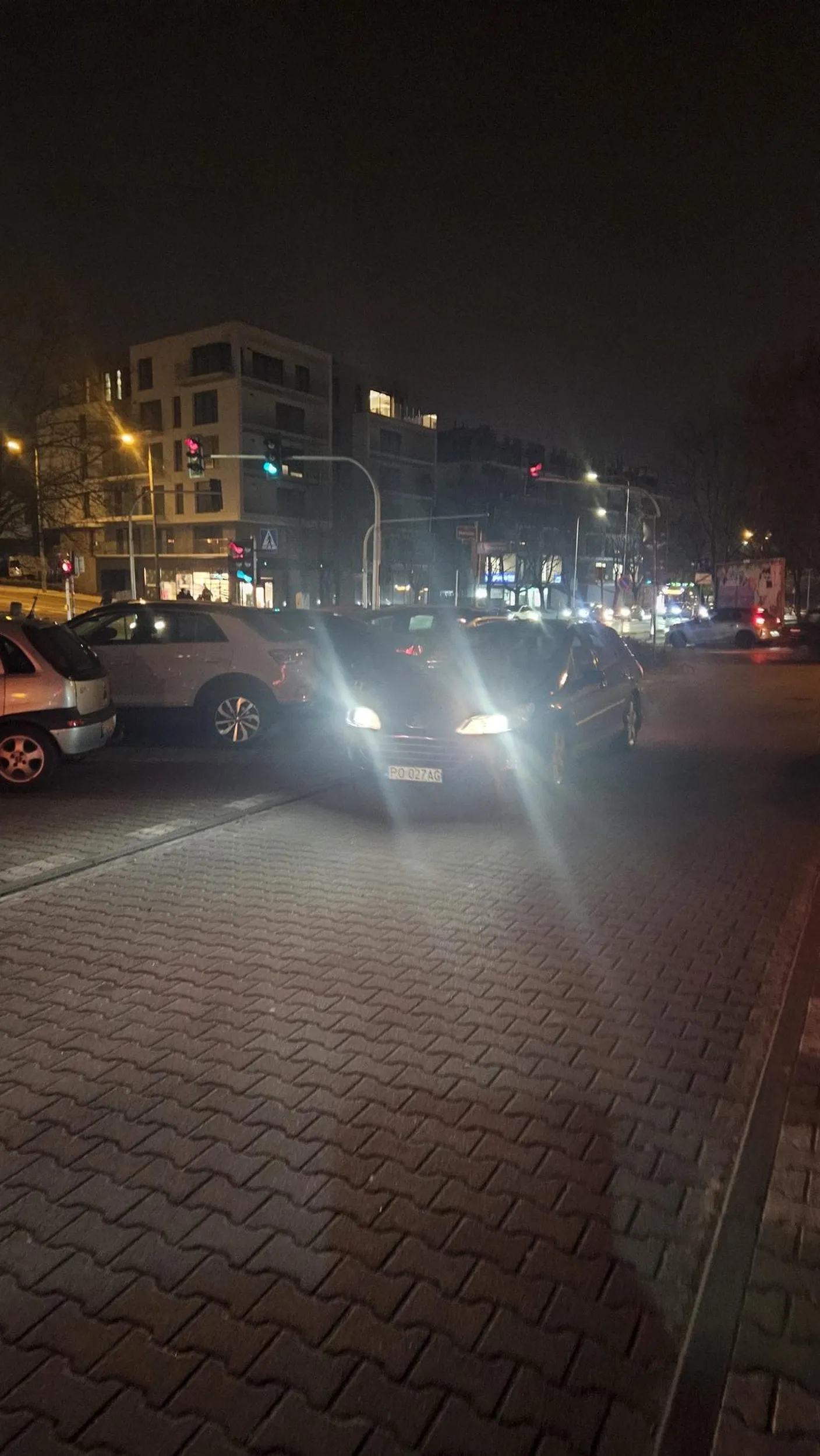 Naucz się jeździć albo nie wsiadaj za kółko. Prawie rozjechałeś/aś pieszego, który już od dawna znajdował się na przejściu i inny pojad go przepuszczał.