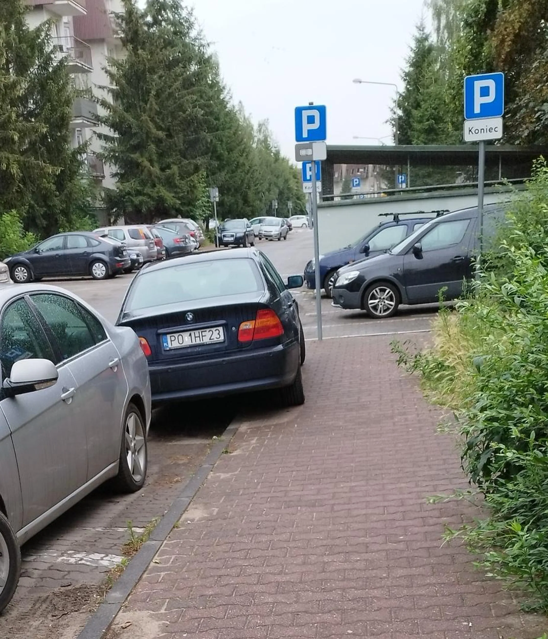 Tylko jeden kierowca nie potrafi parkować równolegle do chodnika marka oczywiście przypadkowa.