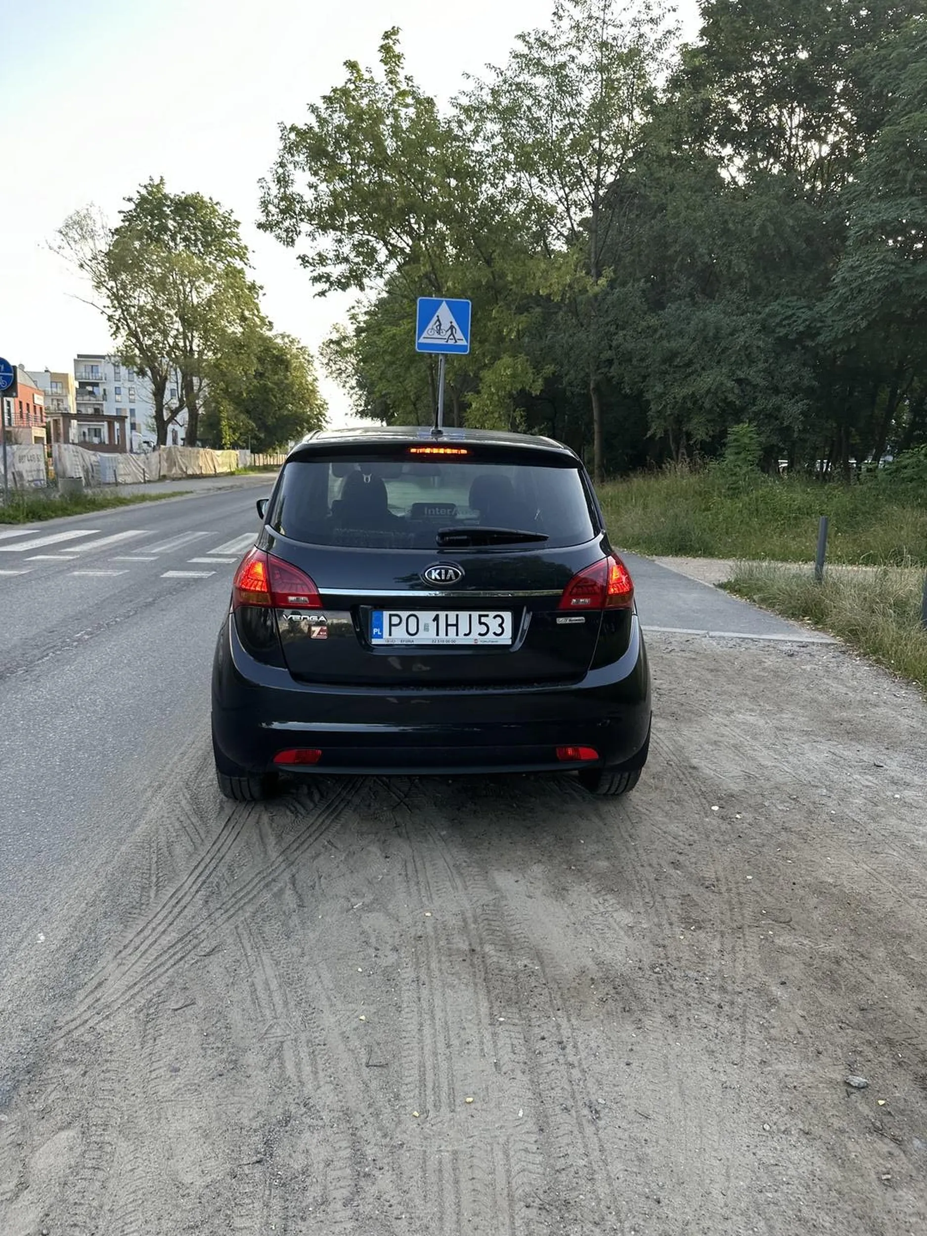 Typiara nagminnie parkuje zasłaniając pasy przejścia dla pieszych. Nie reaguje na zwracanie jej uwagi, że stwarza zagrożenie. UL. JASIELSKA W POZNANIU.