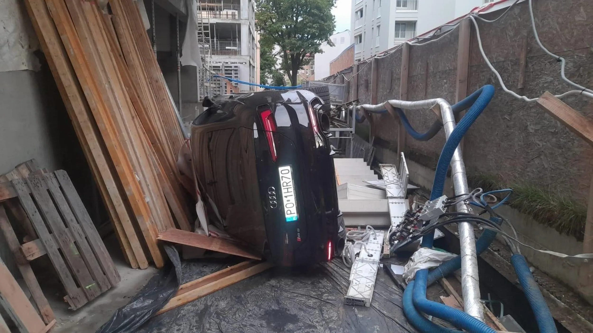 Tu nie wolno parkować. Wyjazd z budowy!