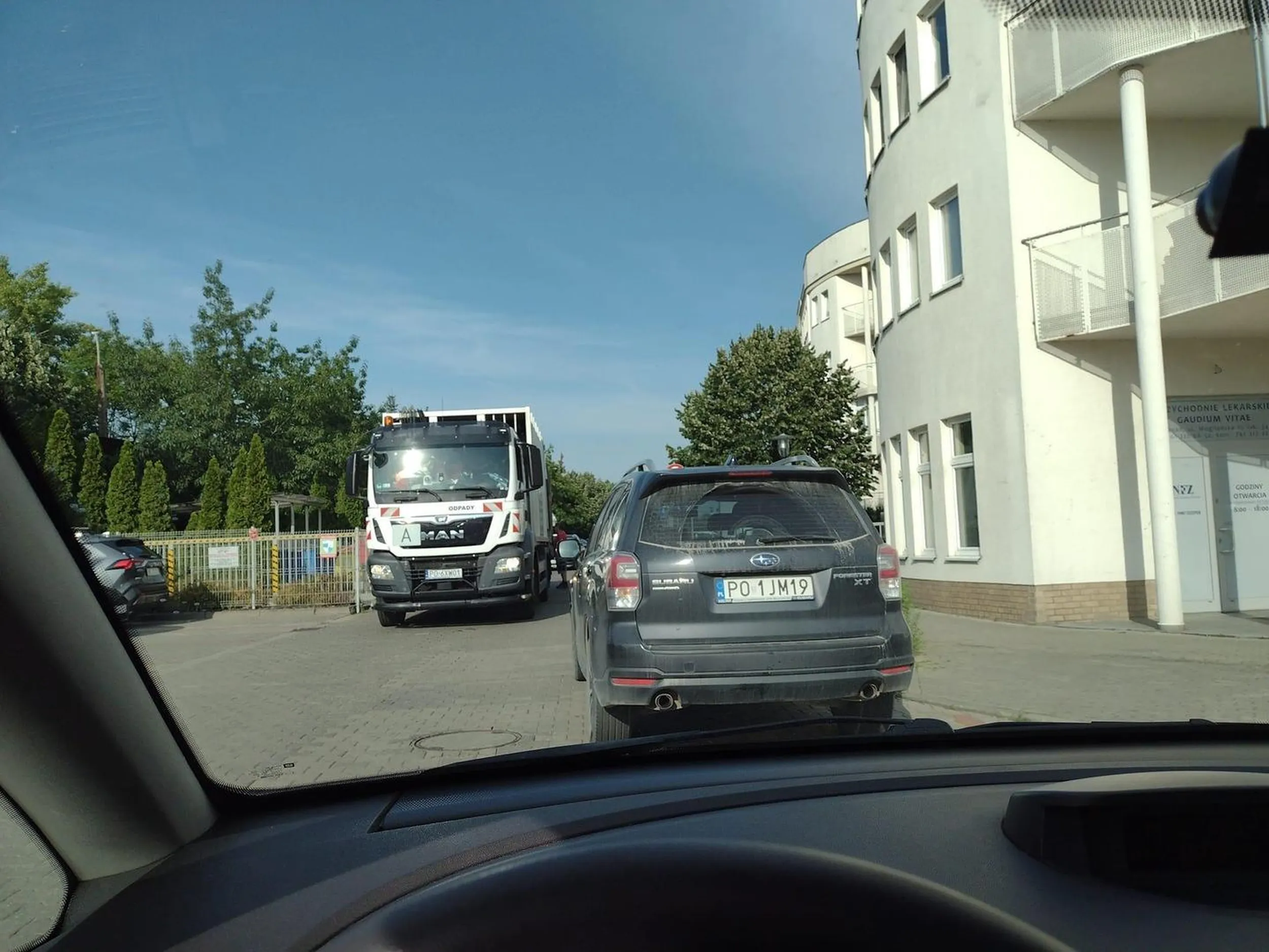 Powalone babsko, notorycznie blokuje wjazd na osiedle, bo jej się nie chce przejść 5 metrów. Innym razem stoi i gazuje pod blokiem. Babo, weź się walnij w łeb.