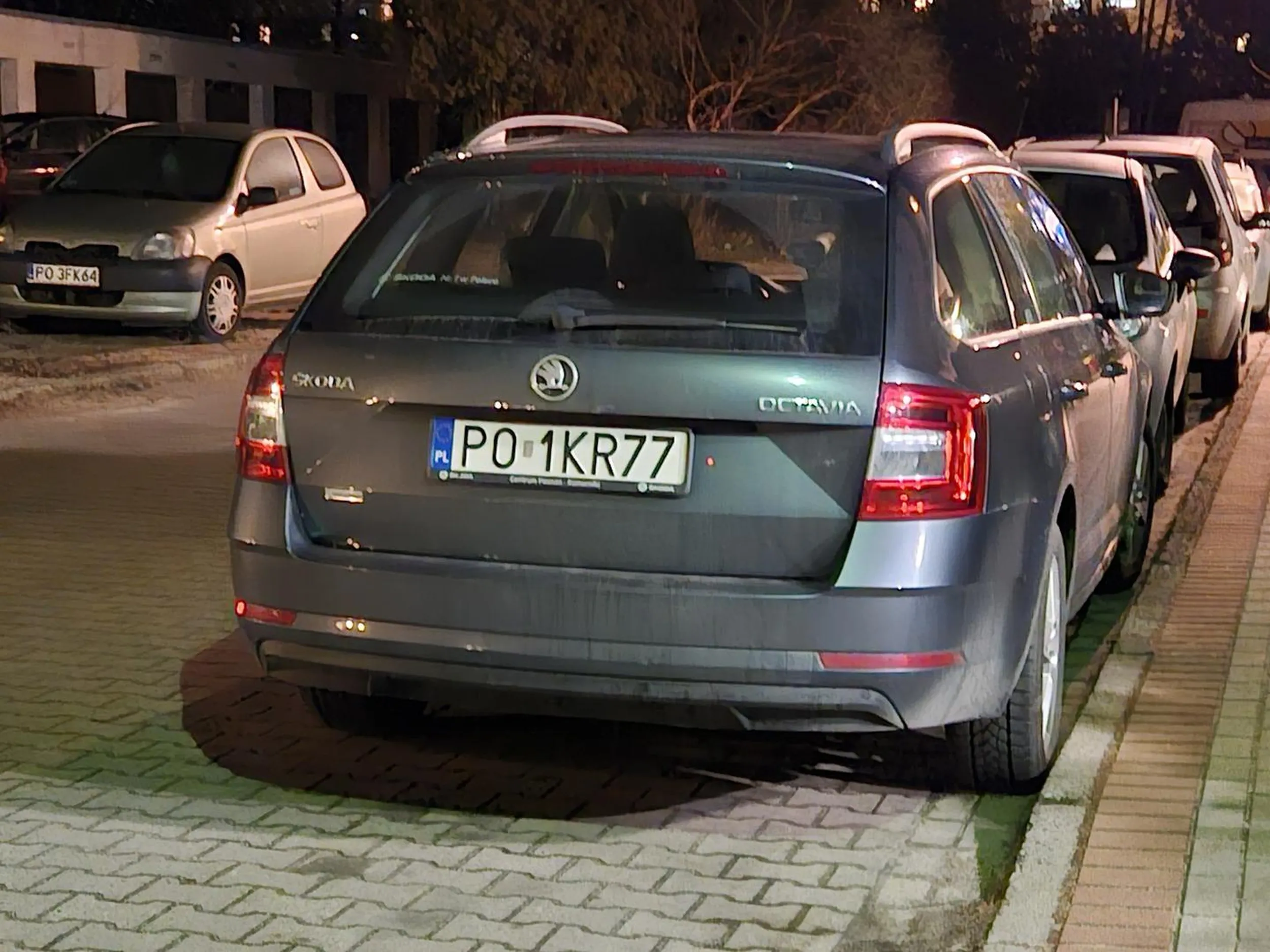 Parkuje na prywatnym miejscu, które do niego nie należy. Zabiera miejsca niepełnosprawnym oraz opiekunom małych dzieci. Szkoda mu pieniędzy na opłacenie swojego parkingu więc na bezczelnego parkuje na cudzych miejscach. Wstyd. Do tego na terenie strefy z ograniczeniem do 20 jeździ blisko 50 km na godzinę. Cały czas wpatrzony w telefon.