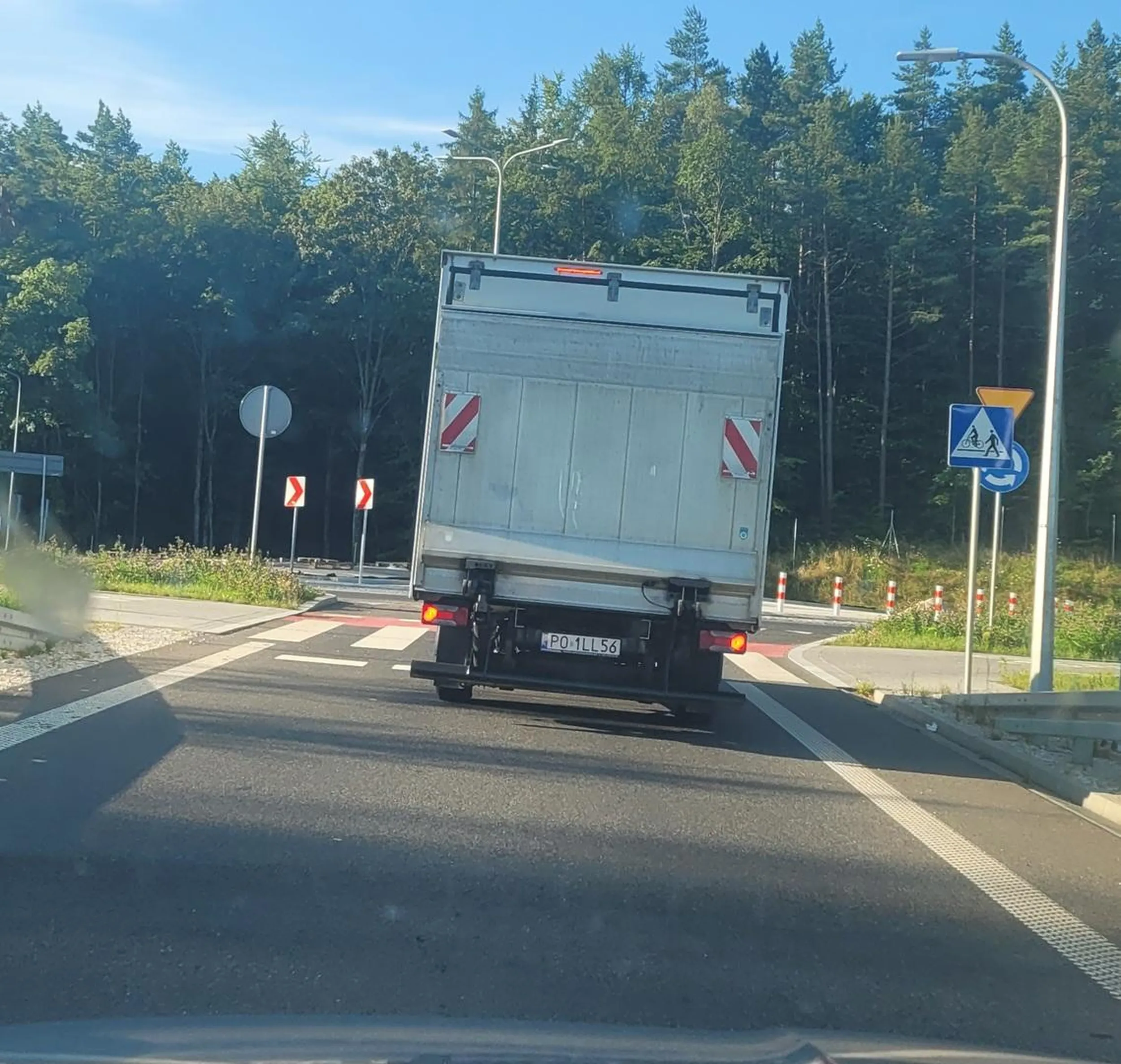 Kolega busiarz podtrzymuje stereotyp busiarzy i zaśmieca tereny po których jeździ odpadkami wyrzucanymi przez okno. Wstyd, nawet jak na poznaniaka...