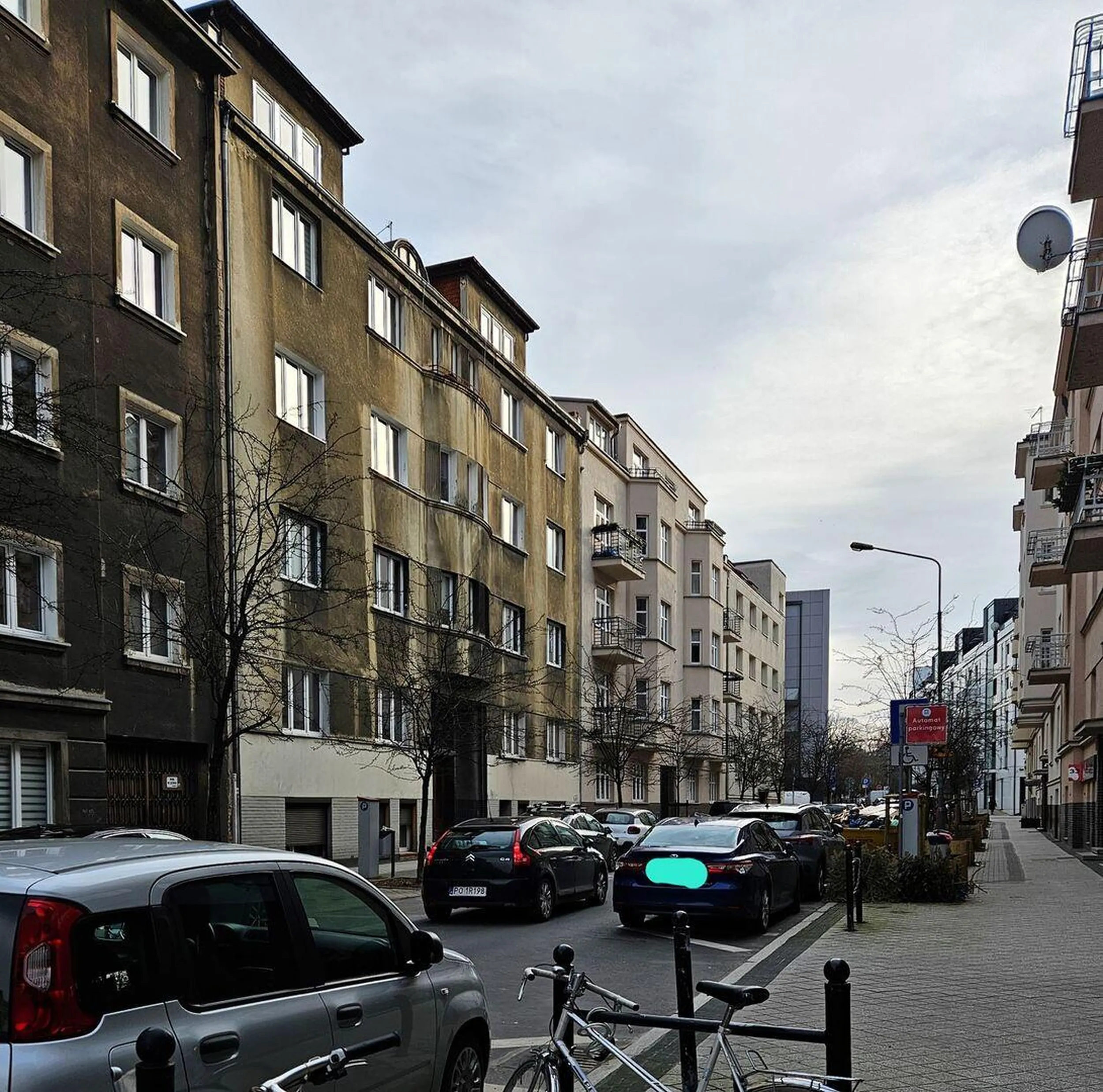 Uwaga Karyna! Wjeżdża w ulicę jednokierunkową i po chwili widzi auto przed nią, które stoi na jezdni i zamierza wycofać w wolne miejsce parkingowe. Pan otwiera okno i informuje, że będzie tu parkował. Karyna uważa, że to jej należy się miejsce, coś krzyczy przez okno i uniemożliwia starszemu panu wjechanie na miejsce parkingowe, sama chamsko wpychając się na nie. Pan rezygnuje, bo co się będzie sprzeczał i jedzie gdzieś indziej. Warto dodać, że Karyna jechała swoim rydwanem z bąbelkami na pokładzie. Piękny przykład dla młodych ludzi..!