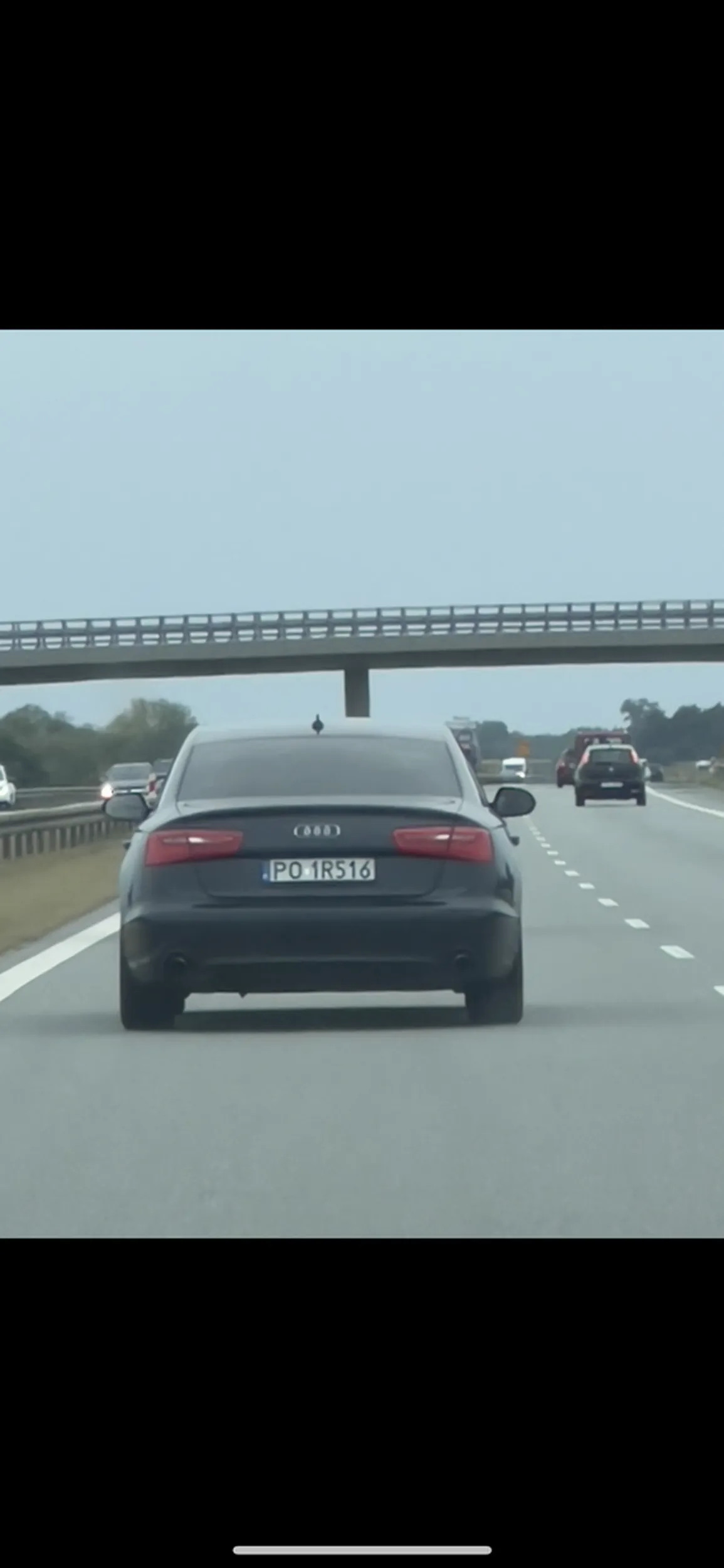 Świruj sobie na torze, nie wcinaj się przed maskę i nie podjeżdżaj ludziom pod tyłek narwańcu. Dowieź matkę bezpiecznie do domu…