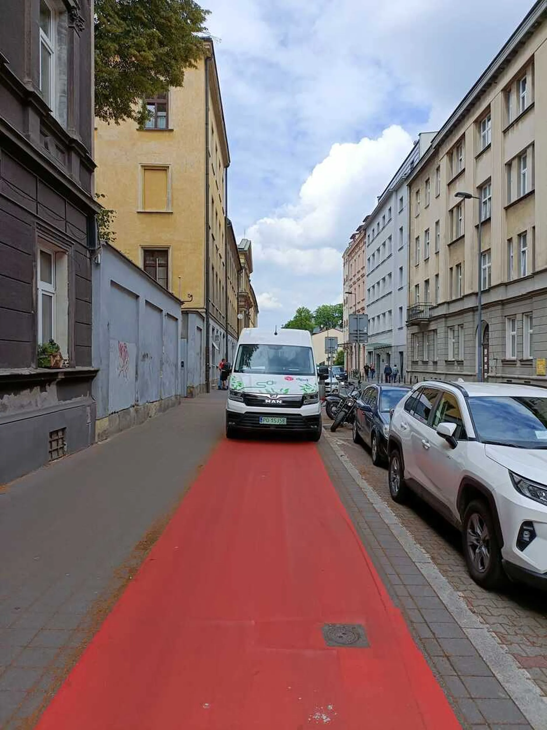 kurier, szkoda słów co do parkowania