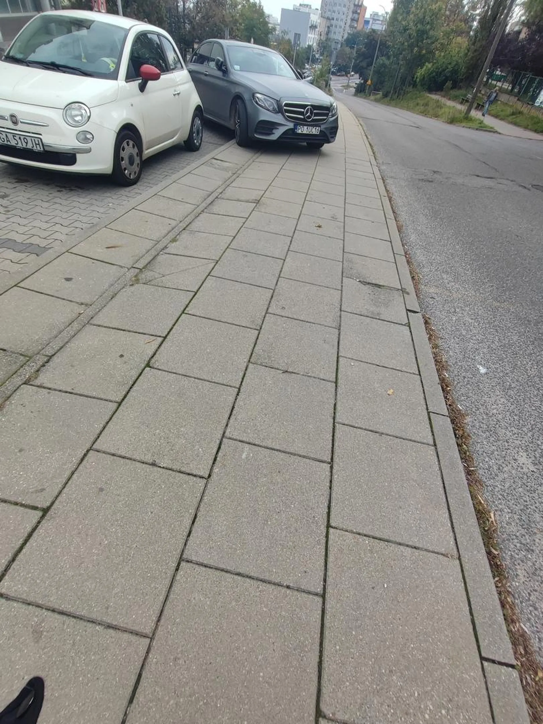 Znak wskazujacy parkowanie rownoległe, linie, x pojazdow stojacych w ten sposob. Pan prezes parkuje w skos i zostawia ledwo co miejsca na chodniku Kasztan, ci najczesciej bogaci musza wbrew wszelkim przepisom pokazac ze maja je gdzies i ich stac na ich łamanie. Brać klucze do ręki i rysowac wiesniakowi karoserie