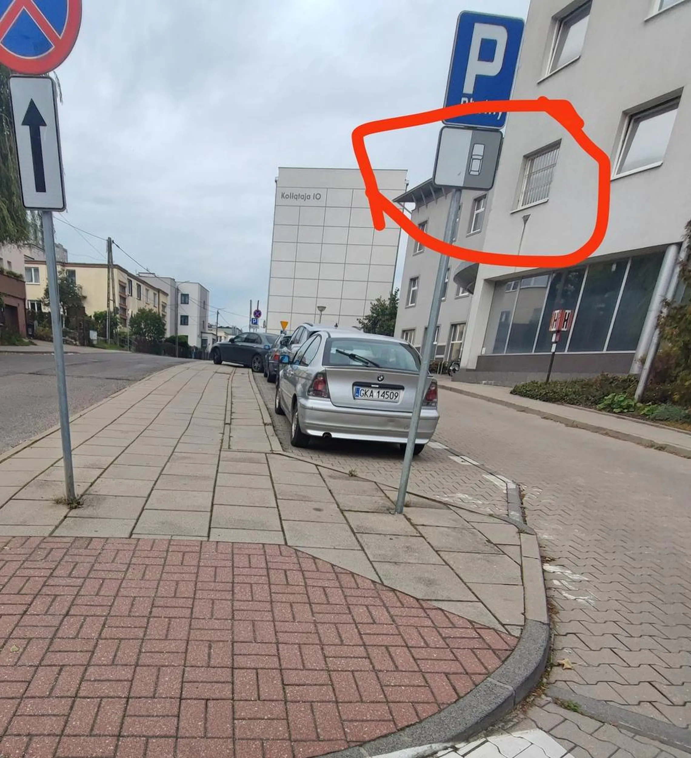 Znak wskazujacy parkowanie rownoległe, linie, x pojazdow stojacych w ten sposob. Pan prezes parkuje w skos i zostawia ledwo co miejsca na chodniku Kasztan, ci najczesciej bogaci musza wbrew wszelkim przepisom pokazac ze maja je gdzies i ich stac na ich łamanie. Brać klucze do ręki i rysowac wiesniakowi karoserie