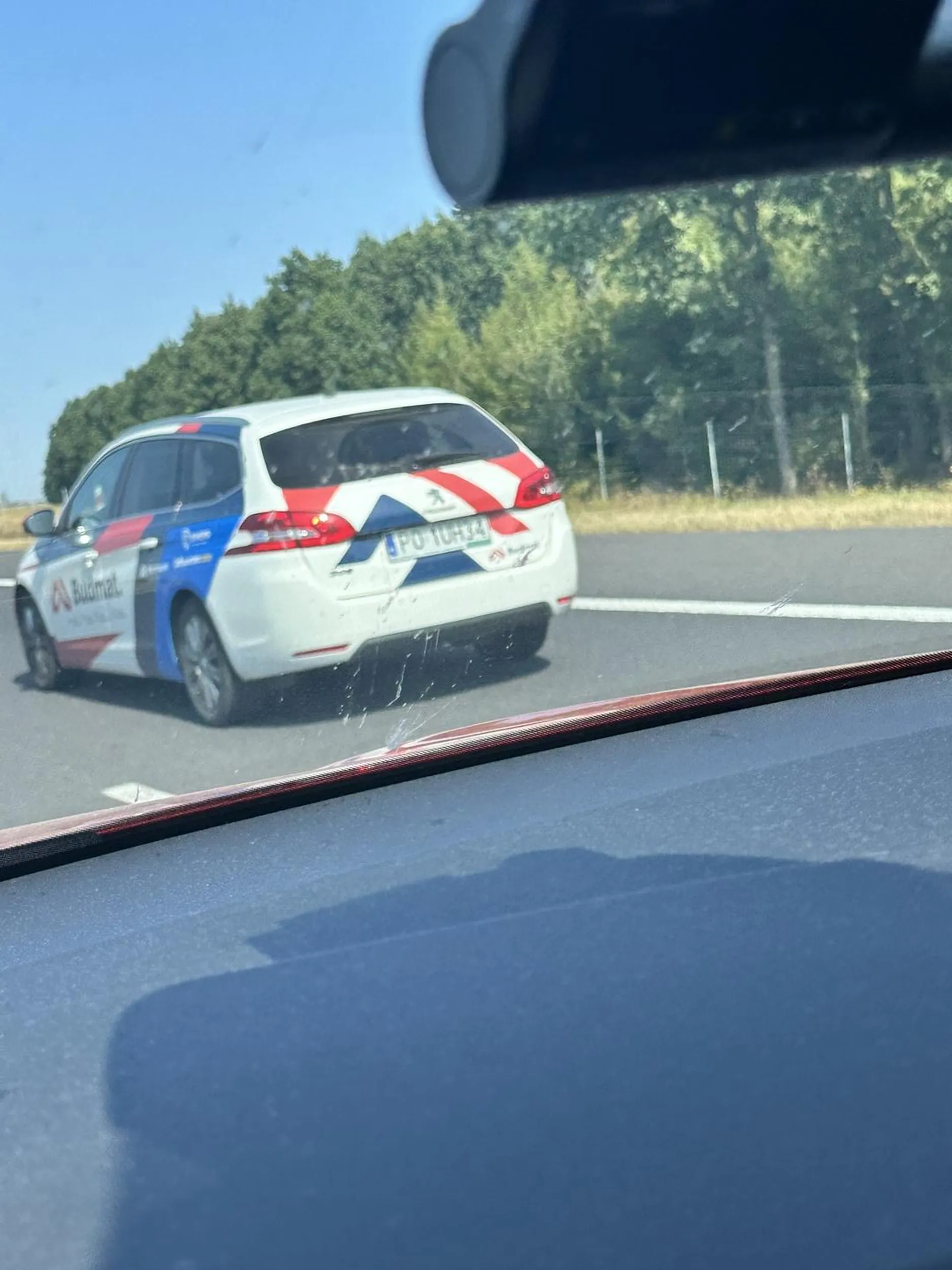 Jak nie wiesz co z petem zrobić to se w dupe wsadź idiotko a nie rzucasz na auta z tyłu na autostradzie