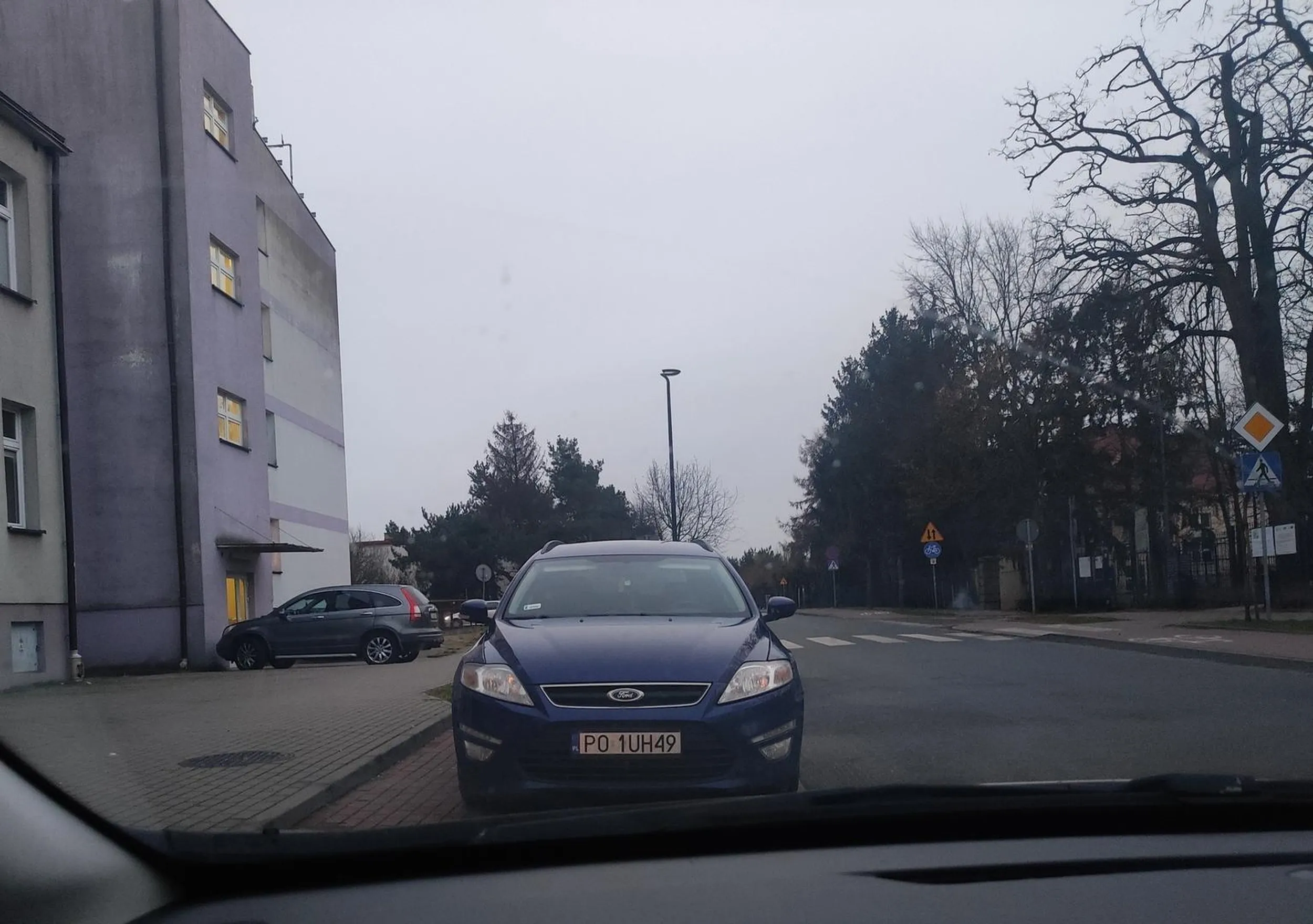 Ścierwo z Poznania przyjechało na gościnę do Poddębic i ma problem ze wzrokiem i ignoruje znak zakazu wjazdu i wjechał pod prąd po czym sobie zaparkował. Policja oczywiście ignoruje jak zwykle bo woli łapać pod lasem kierowców na 50 tce.