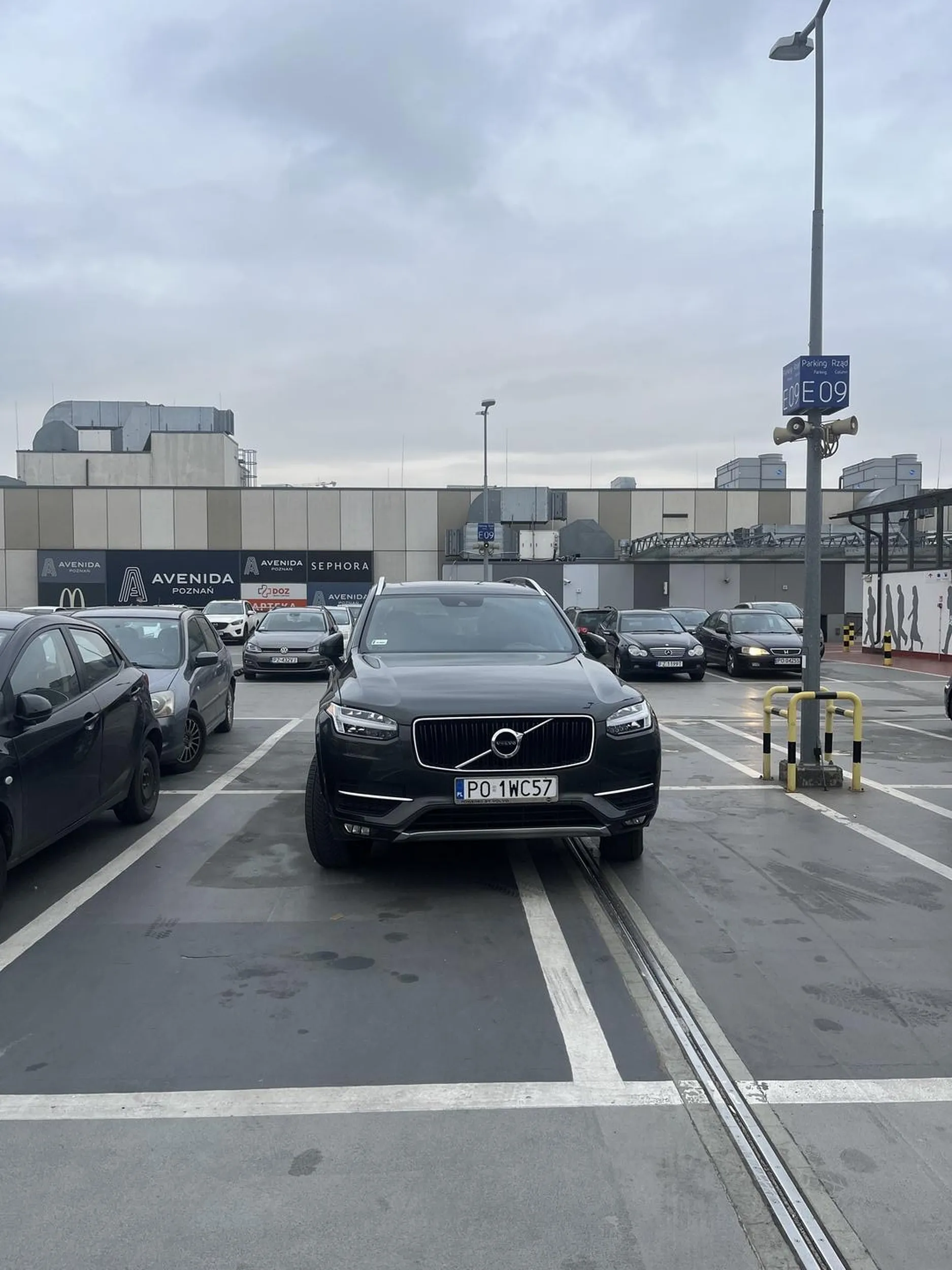 Po co zajmować jedno miejsce jak można 4. Nastepnym razem jak bedziesz kupowac auto zastanow sie czy umiesz parkowac takim duzym autem.