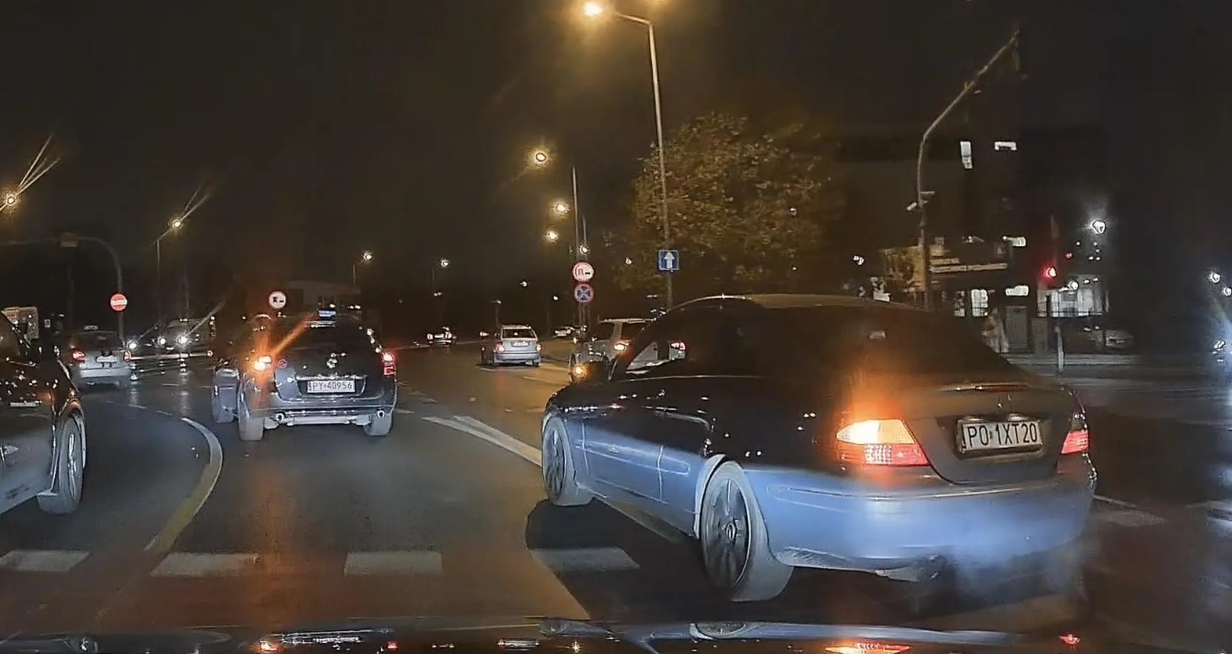 Ameba drogowa, która wymusza pierwszeństwo spychając z pasa ruchu.