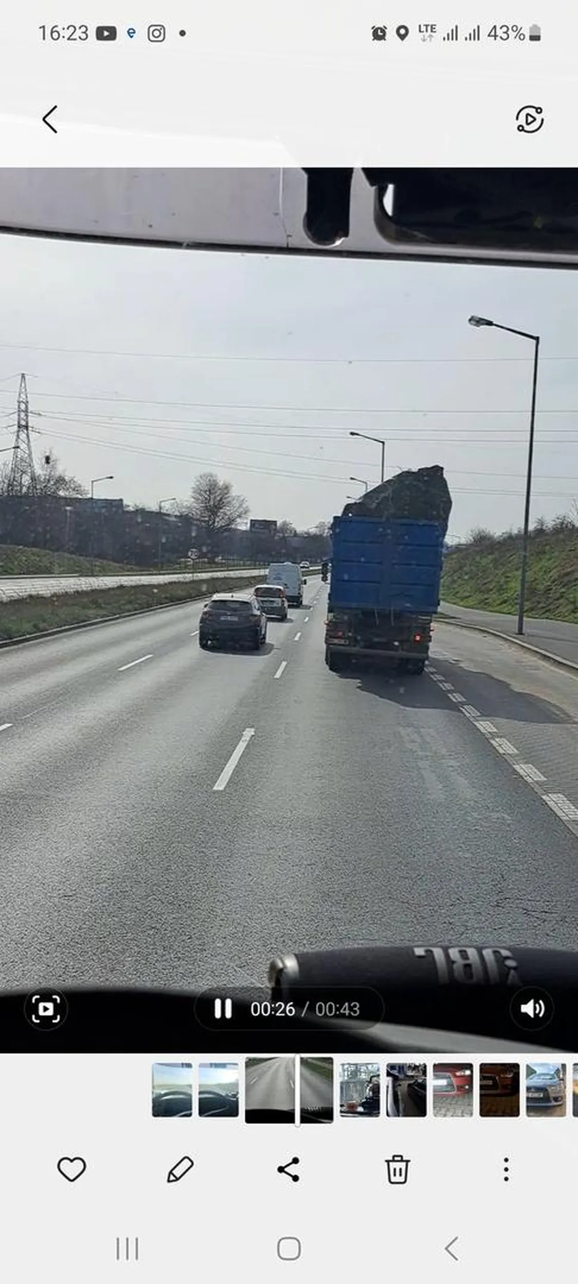 Już lepiej jakbyś bez tej szmaty jechał jełopie