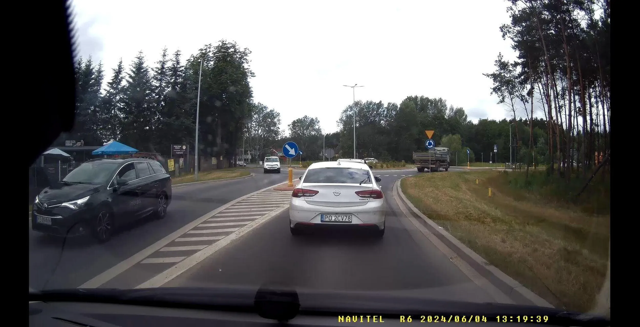 4. czerwca 2024 w Dąbrówce wjeżdża na powierzchnię wyłączoną z ruchu, podwójną linię ciągłą i jedzie pod prąd, aby skręcić potem w prawo, w Malinową. Wszystko aby ominąć samochody stojące na przejeździe kolejowym.