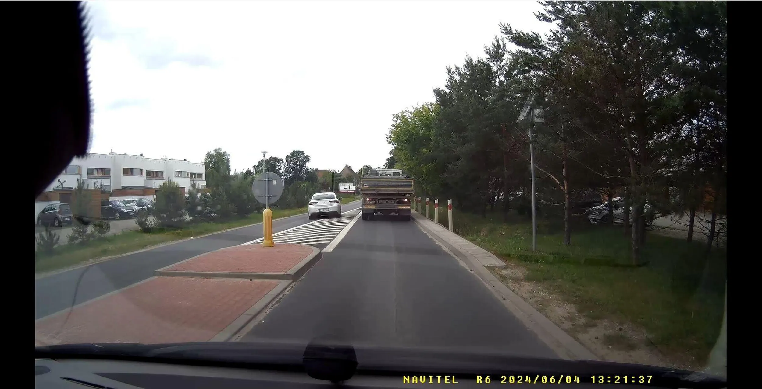 4. czerwca 2024 w Dąbrówce wjeżdża na powierzchnię wyłączoną z ruchu, podwójną linię ciągłą i jedzie pod prąd, aby skręcić potem w prawo, w Malinową. Wszystko aby ominąć samochody stojące na przejeździe kolejowym.