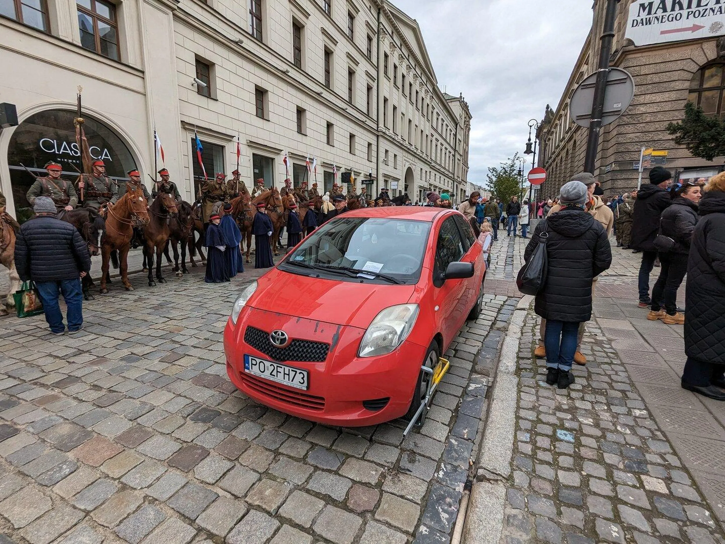 Mierowca zaparkował celowo na ul. Paderewskiego w Poznaniu na zakazie by utrudnić uroczystości historyczno patriotyczne pod pomnikiem 15 pułku ułanów.
