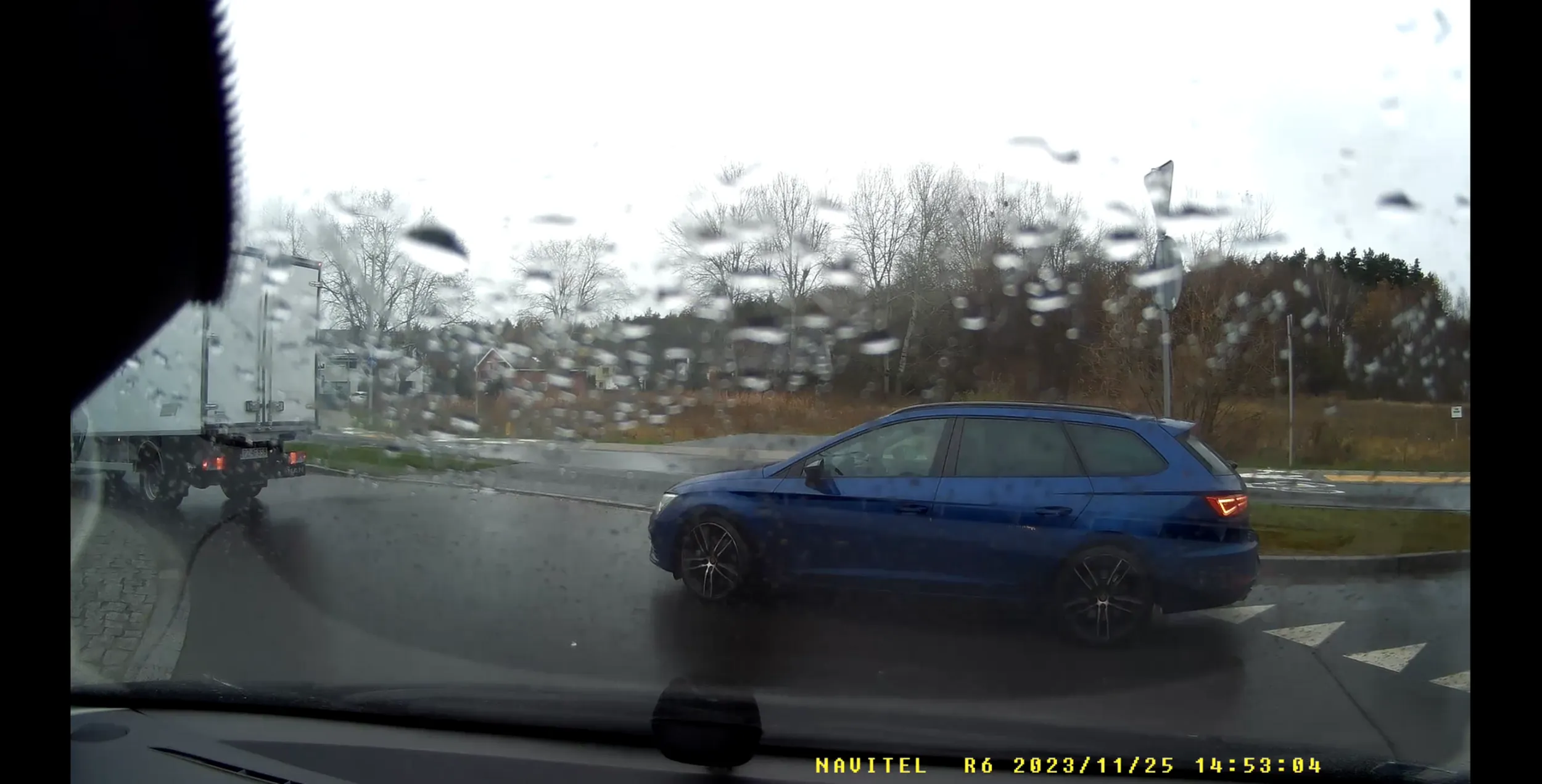 Kobieta bezczelnie wciska się na rondzie, ryzykując stłuczkę.