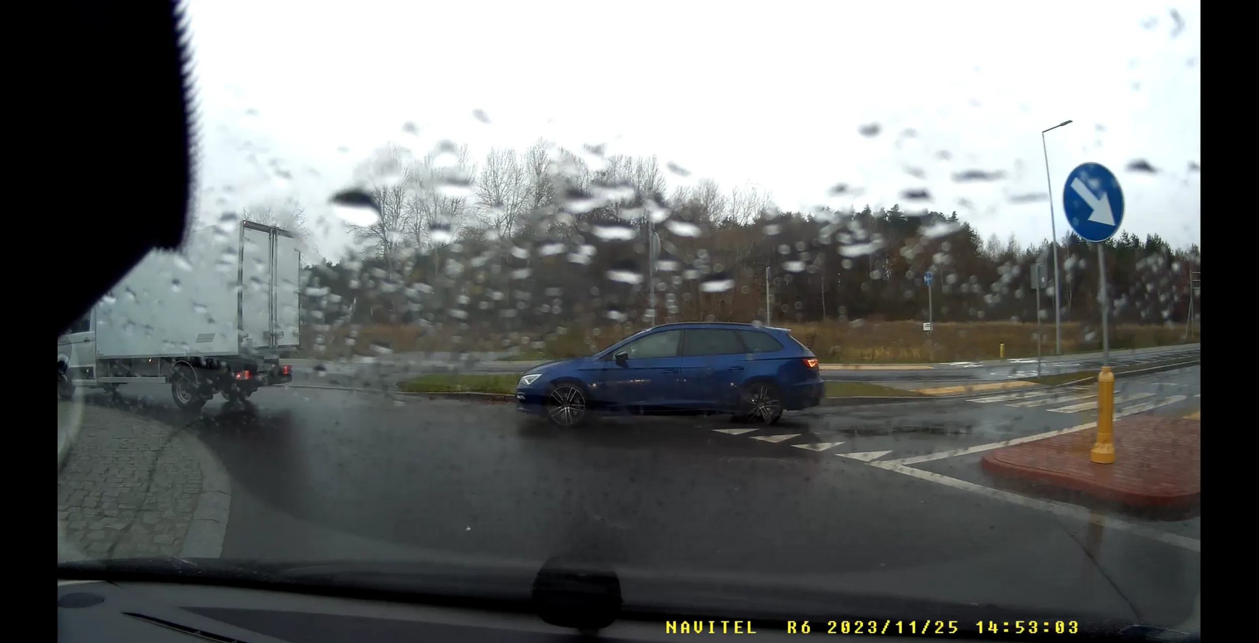 Kobieta bezczelnie wciska się na rondzie, ryzykując stłuczkę.